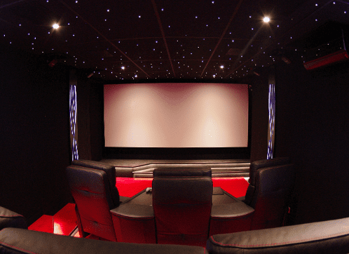 Salle de cinema privée rouge en cuire, plafond étoilé rouge, tapis rouge