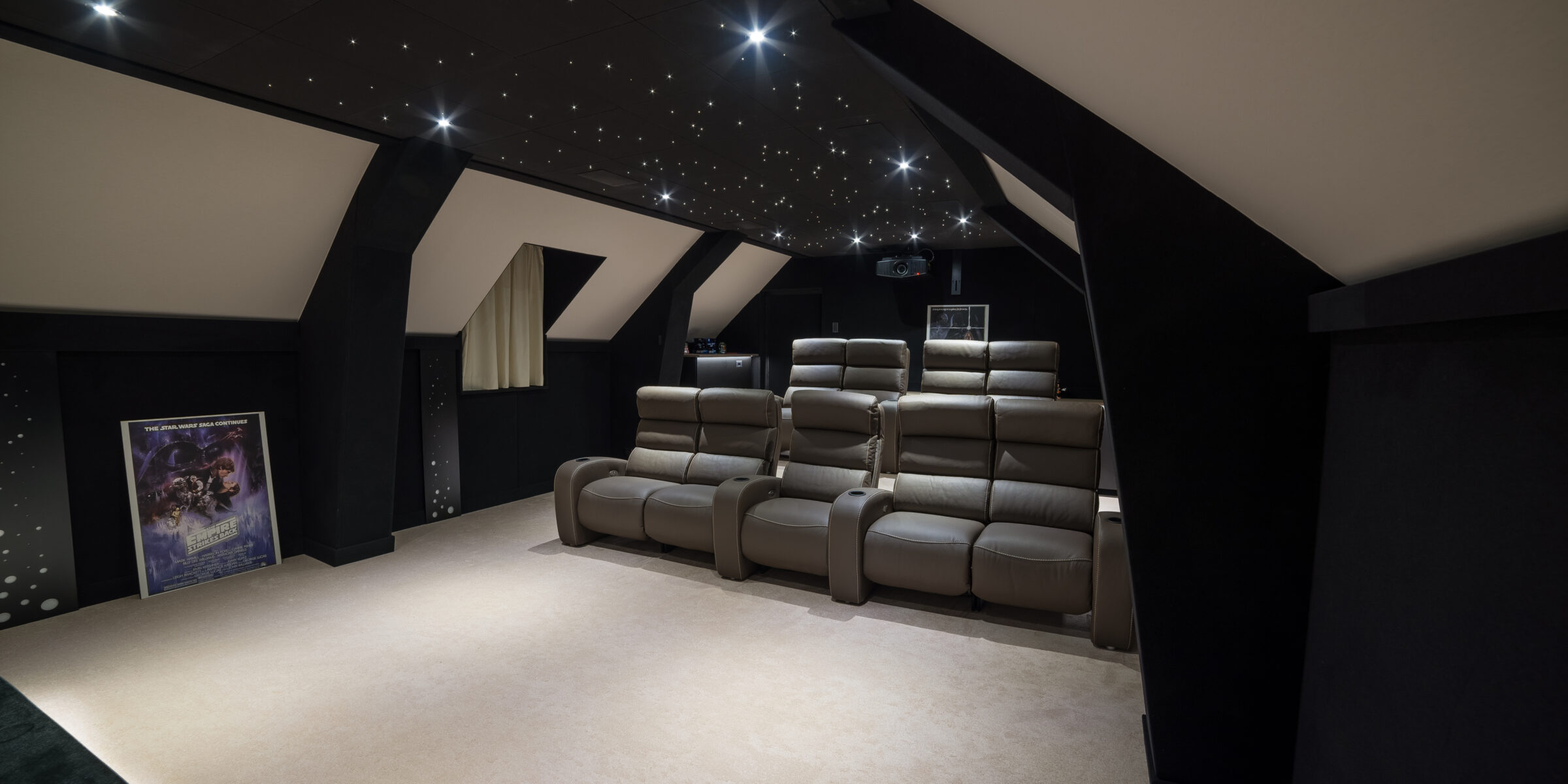 Salle de cinema privée 45m2 grise avec 9 places et un plafond étoilé à MelunOcinema est créateur de salles de cinéma privées depuis plus de 20 ans.