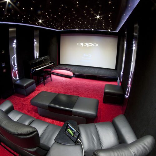 Salle de cinéma privée 6 à 10 places, fauteuils gris en cuir, ciel étoilé, panneaux lumineux