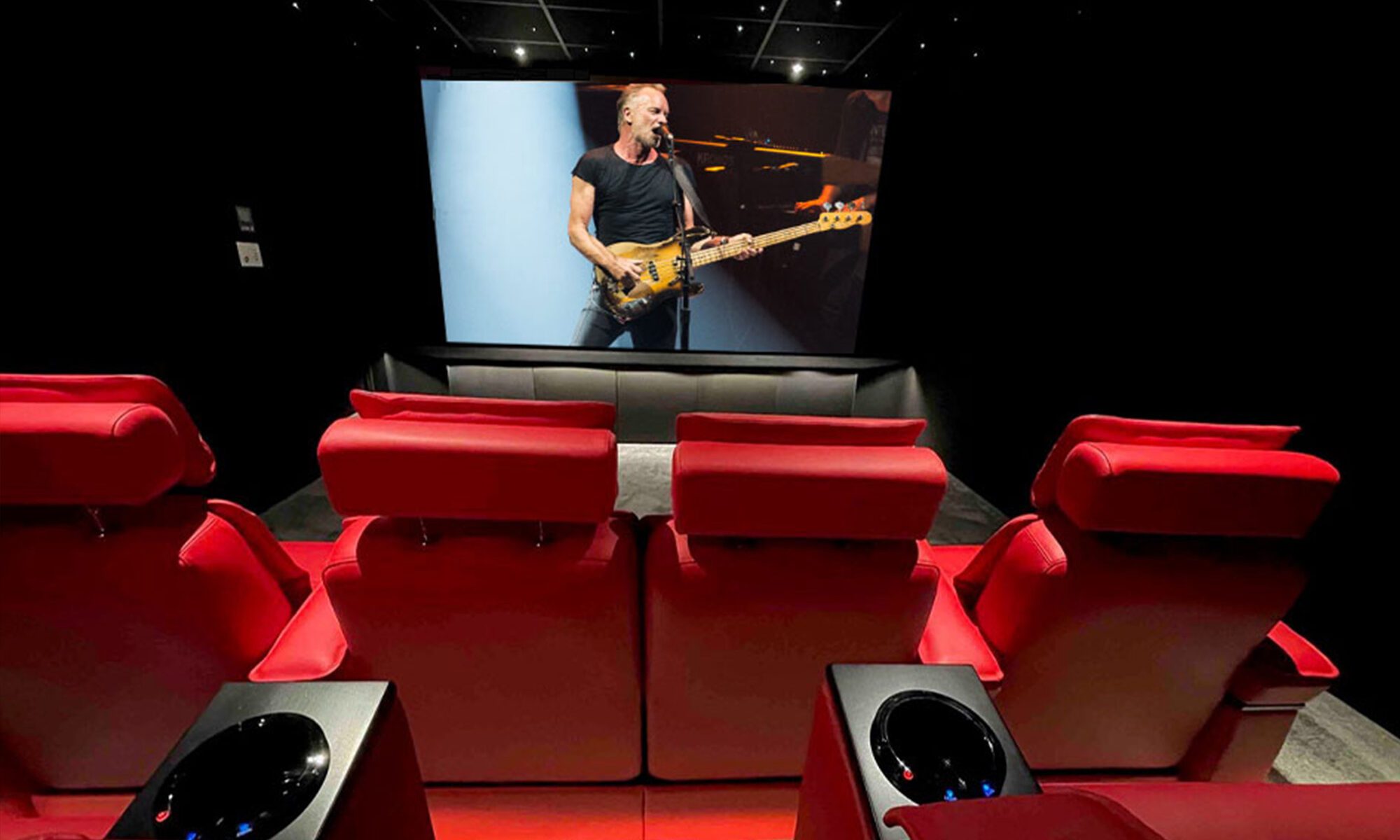 Salle de cinéma privée 8 places 24,5m4 avec fauteuils en tissu rouge, ciel étoilé, spots, meuble chêne sur mesure sous l'écran à Marseille
