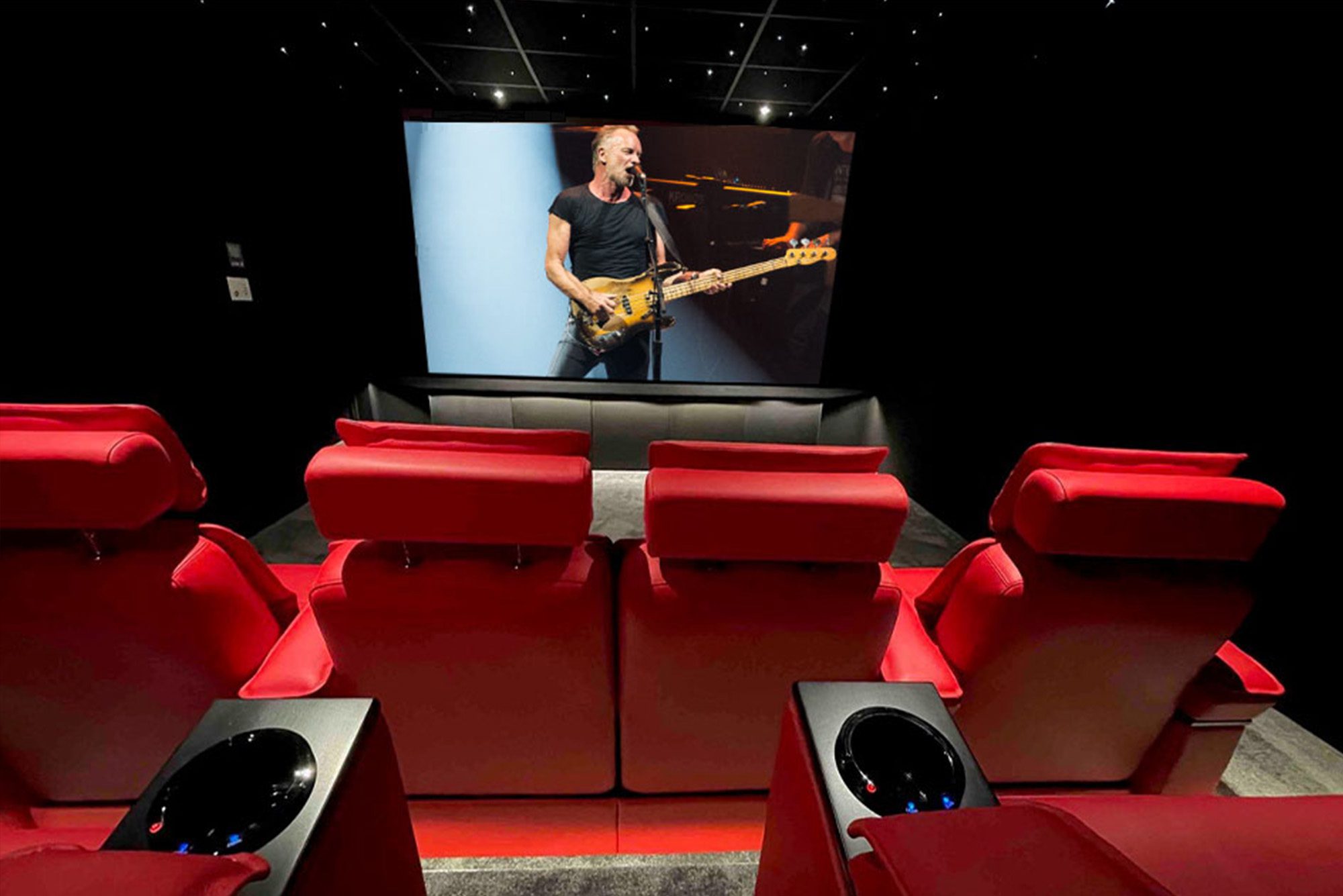 Salle de cinéma privée 8 places 24,5m4 avec fauteuils en tissu rouge, ciel étoilé, spots, meuble chêne sur mesure sous l'écran à Marseille