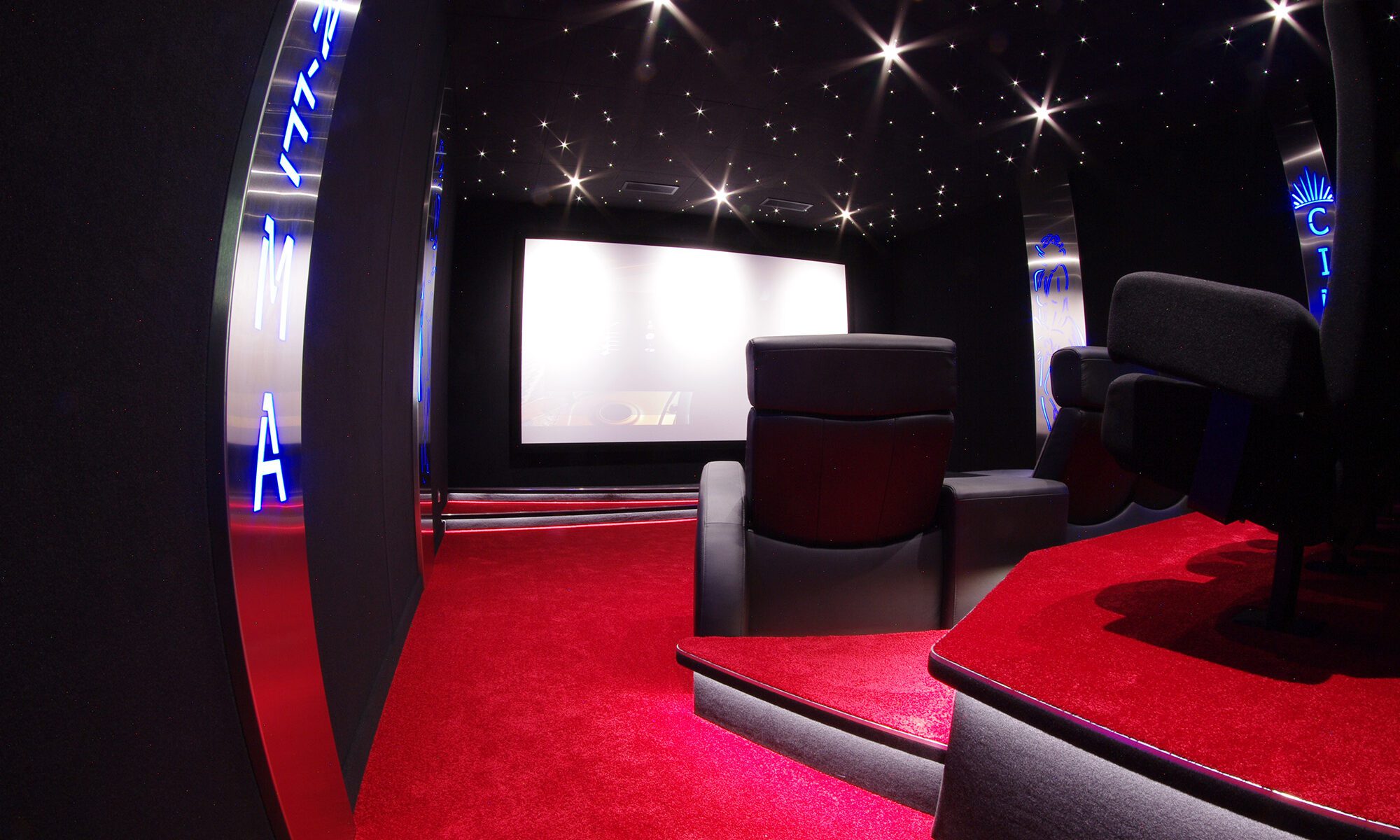 Salle de cinéma privée 33m2, 11 fauteuils et poufs en cuir noir, avant-scène, ciel étoilé, spots, panneaux décors métalliques à Versailles