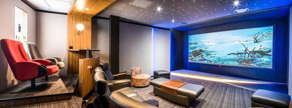 Salle de cinéma à la maison spacieuse avec ciel étoilé et parquet en bois