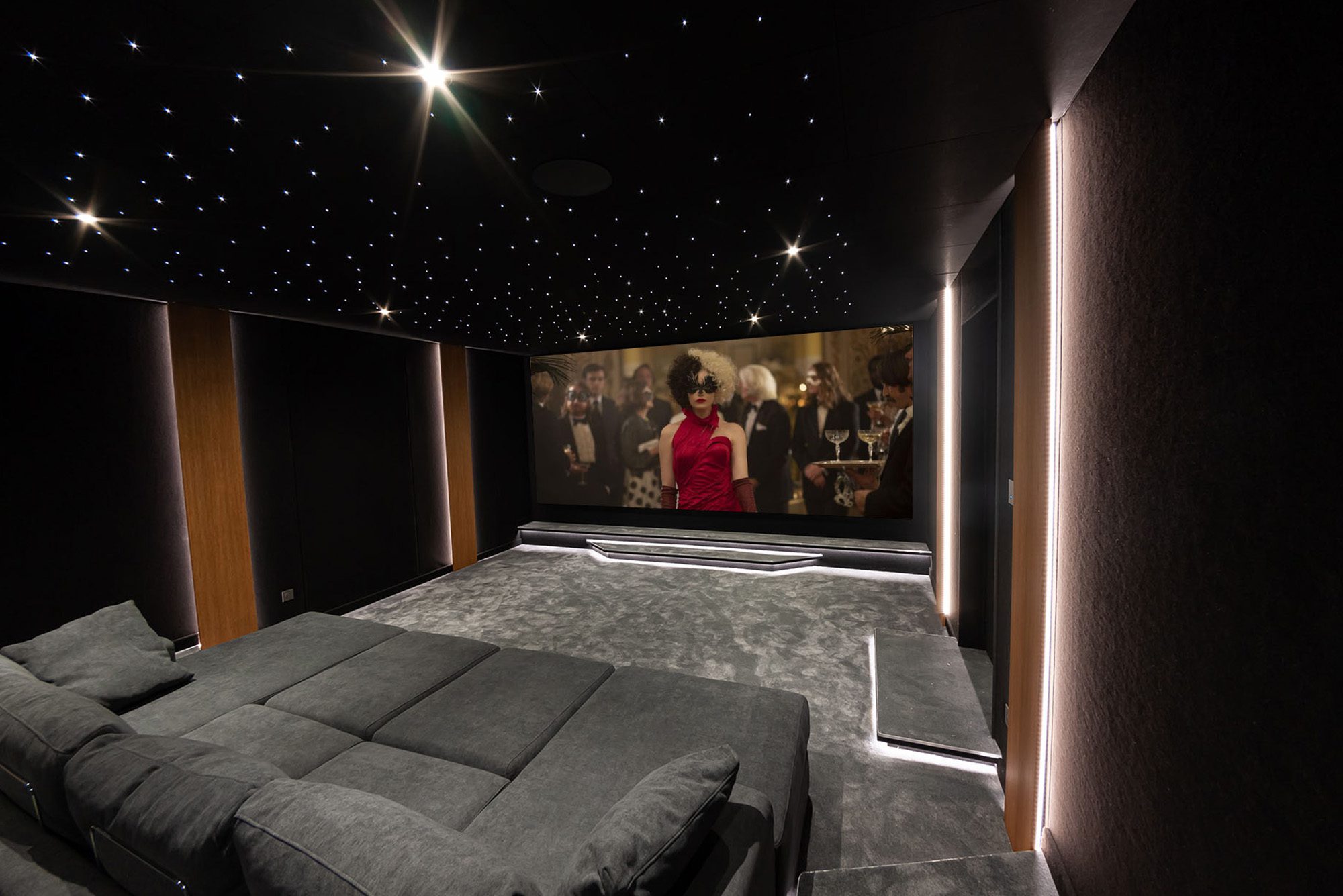 Salle de cinema privée grise 4 places 39m2, plafond étoilé, moquette douce grise à Ajaccio