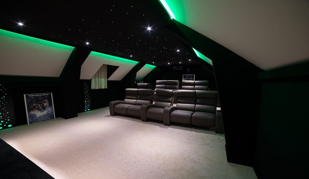 Salle de cinema privée 45m2 grise avec 9 places et un plafond étoilé à Melun