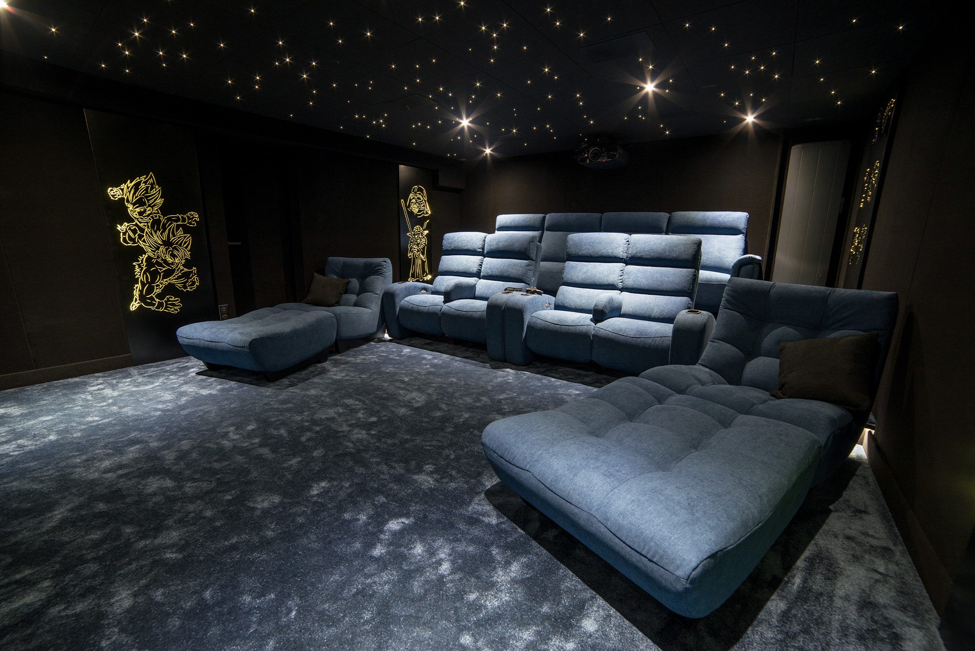 Salle de cinema privée noire avec 10 places et un plafond étoilé jaune par Ocinema