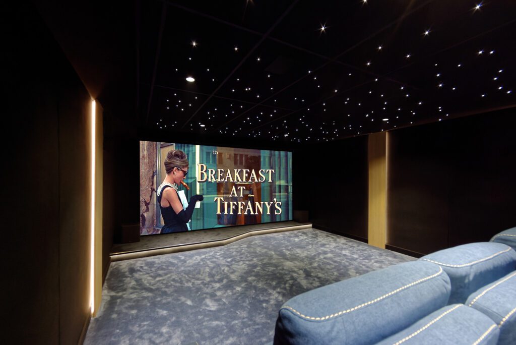 Salle de cinema privée bleue claire 8 places 29m2, plafond étoilé, moquette douce grise à Vincennes