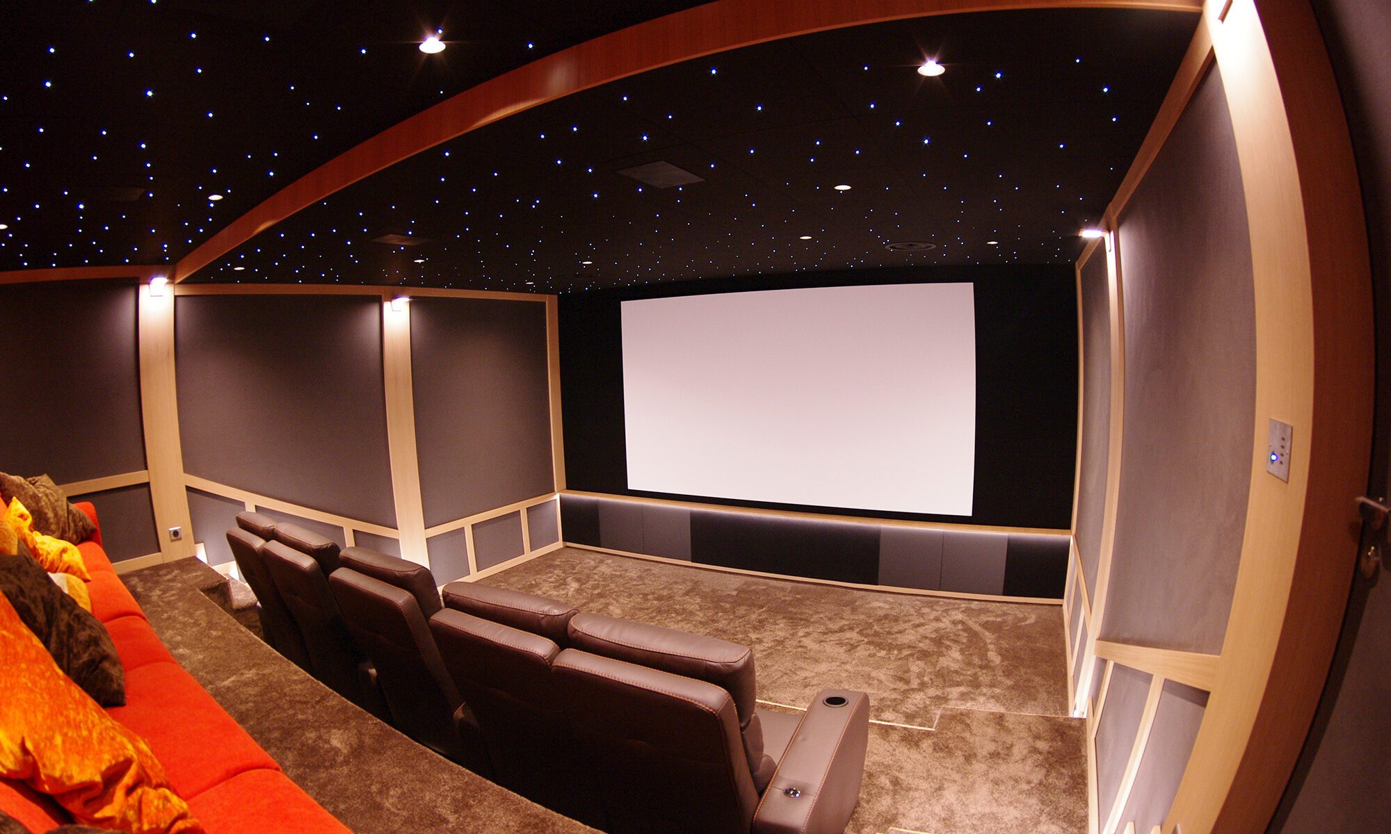Salle de cinéma 10 places en cuire marron 42m2, moquette marron à Lyon