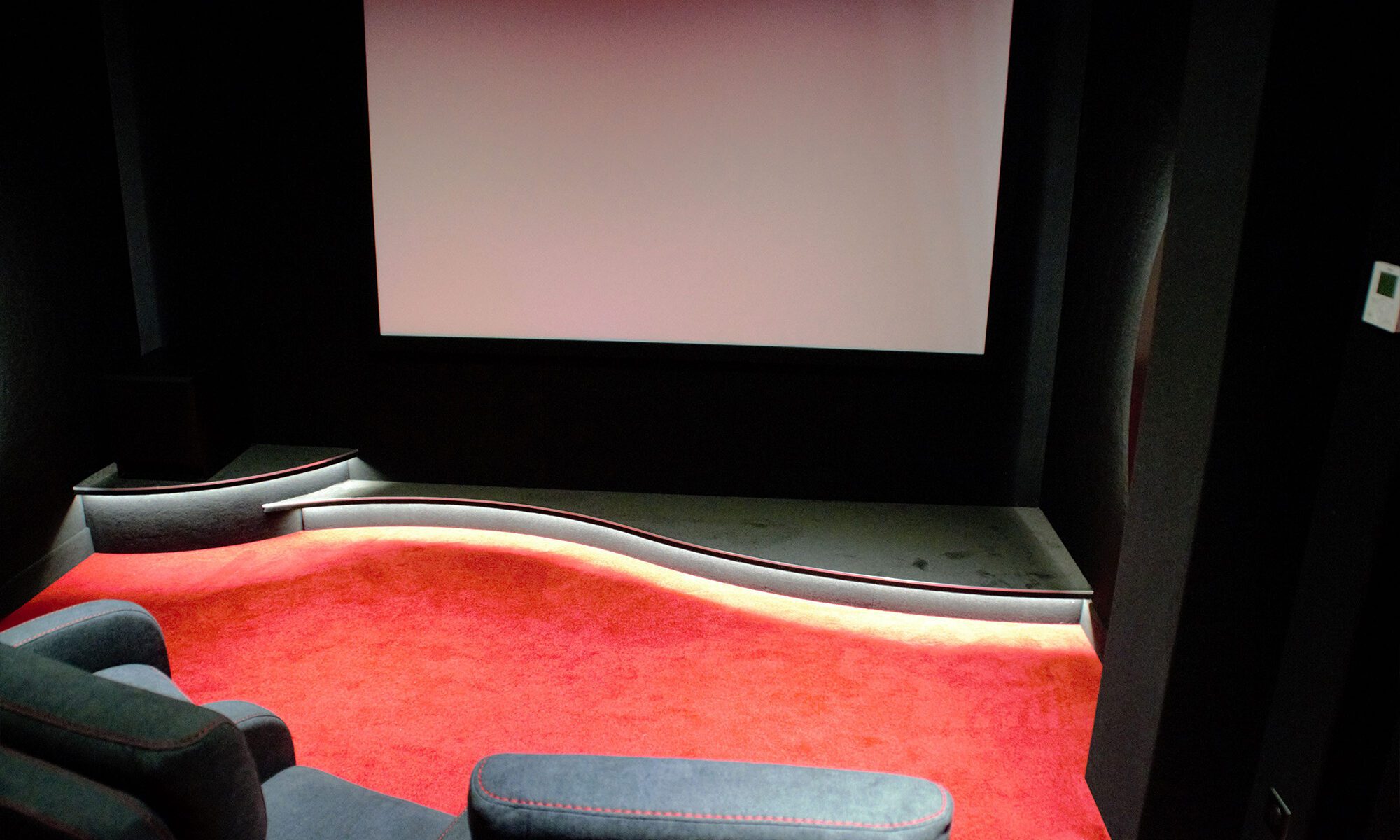 Salle de cinéma privée 19m2, 3 fauteuils en tissu gris, avant-scène, ciel étoilé, spots, panneau décor à Bastia