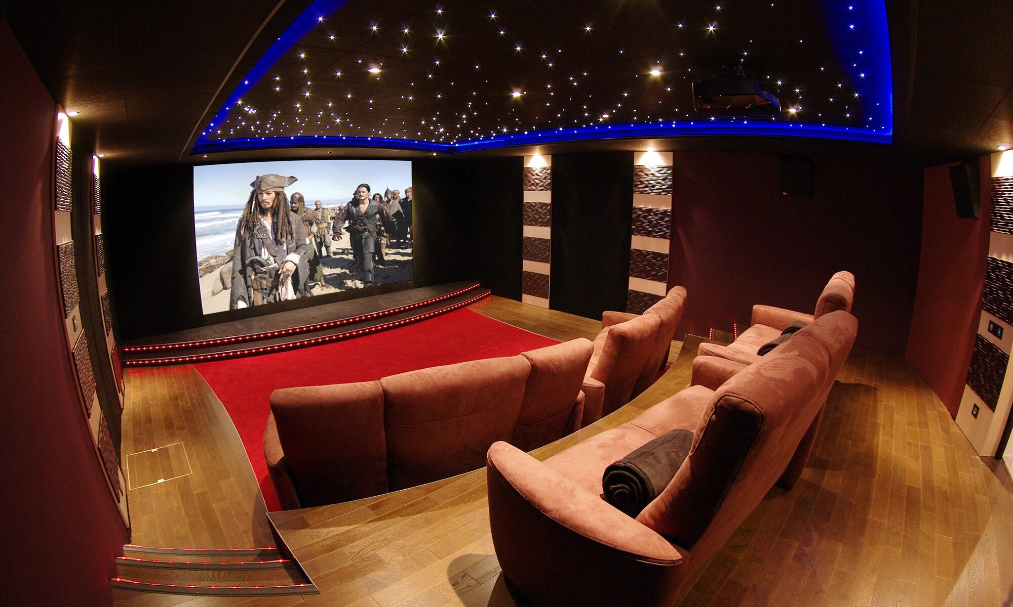 Salle de cinéma 10 places noire 55m2, panneaux acoustique, ciel étoilé et LED bleue, moquette rouge et parquet à Guyancourt