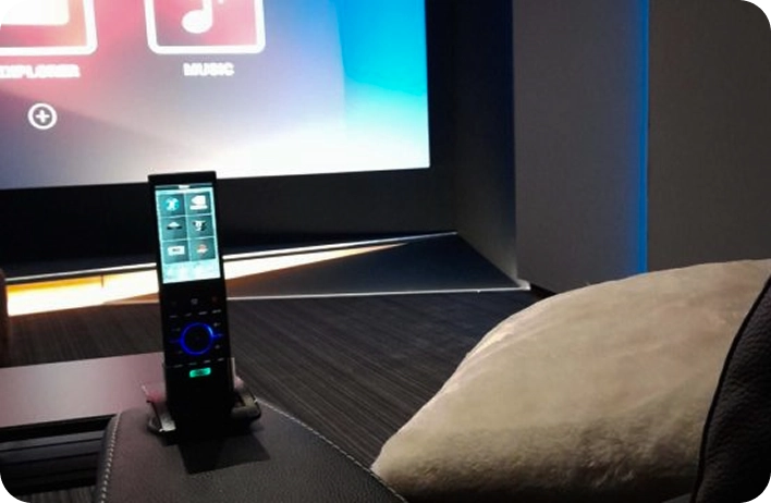 Close-up beeld van een afstandsbediening voor het bedienen van een bioscoopscherm in een privébioscoop