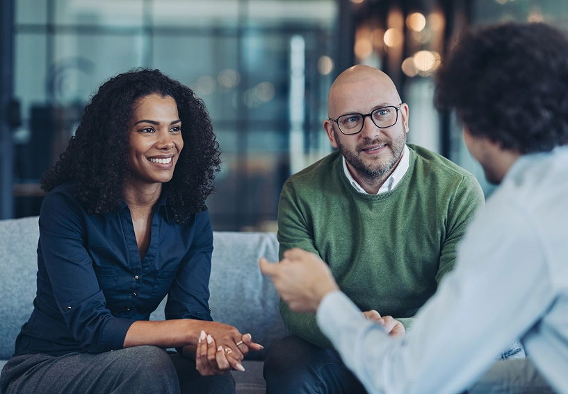 Gelukkig koppel praat over de bouw van hun bioscoopzaal