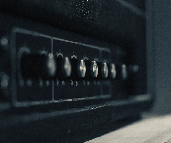 Audio-controller en tuning voor een bioscoopzaal