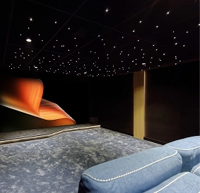 Privé bioscoopzaal met lichtplafond en breedbeeld HD