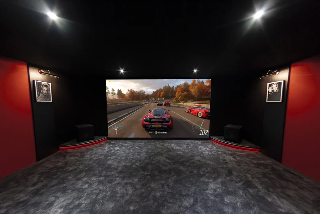 Privé bioscoopzaal in Bayonne, modern en rood, uitgerust met een HD-scherm en grijs tapijt