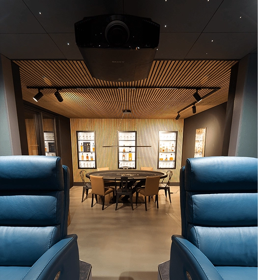 Speelkamer met design pokertafel, comfortabele fauteuils en moderne inrichting, ideaal voor entertainment.