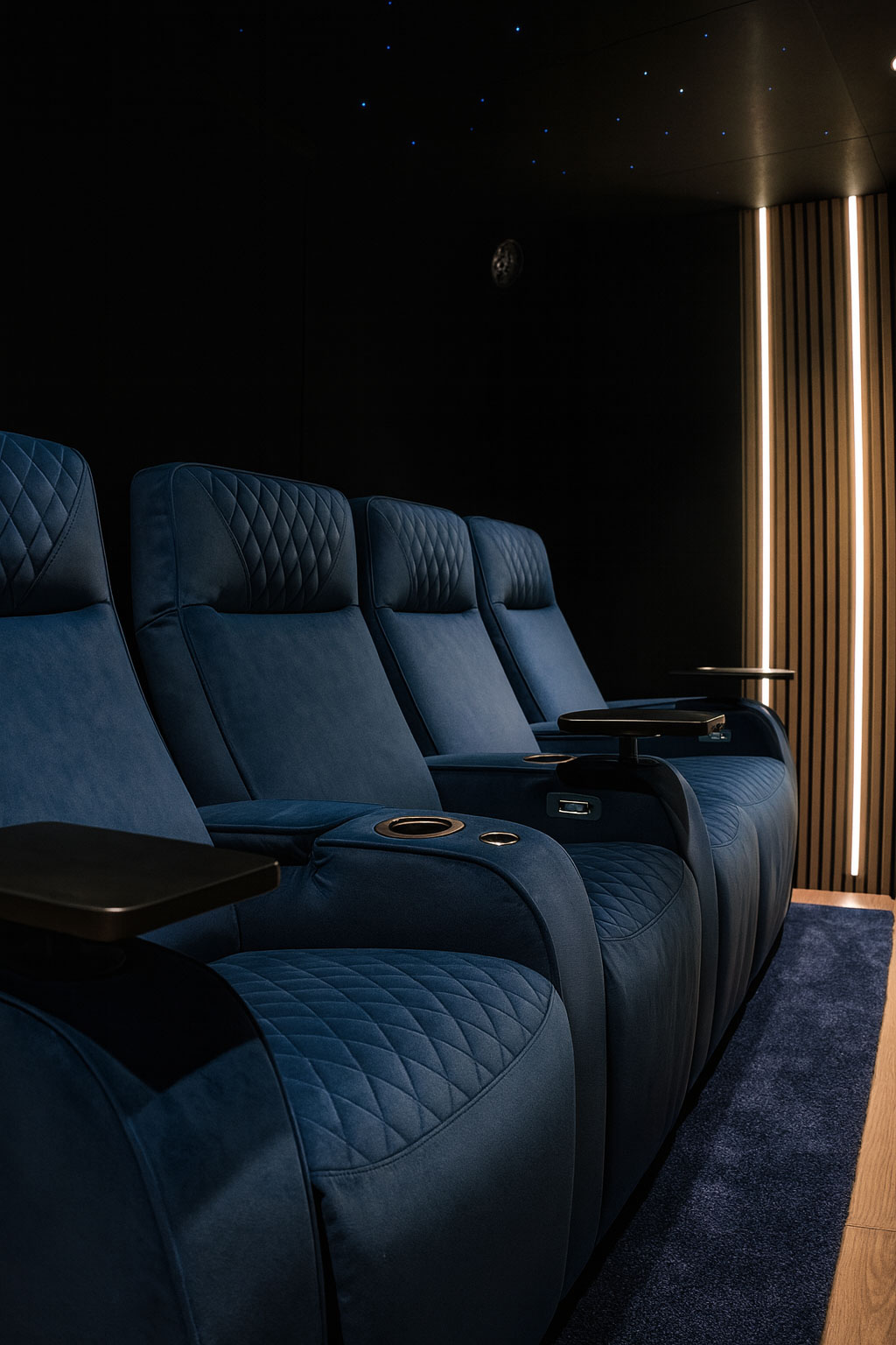 Salle de cinéma privée à Bordeaux avec quatre fauteuils relax
