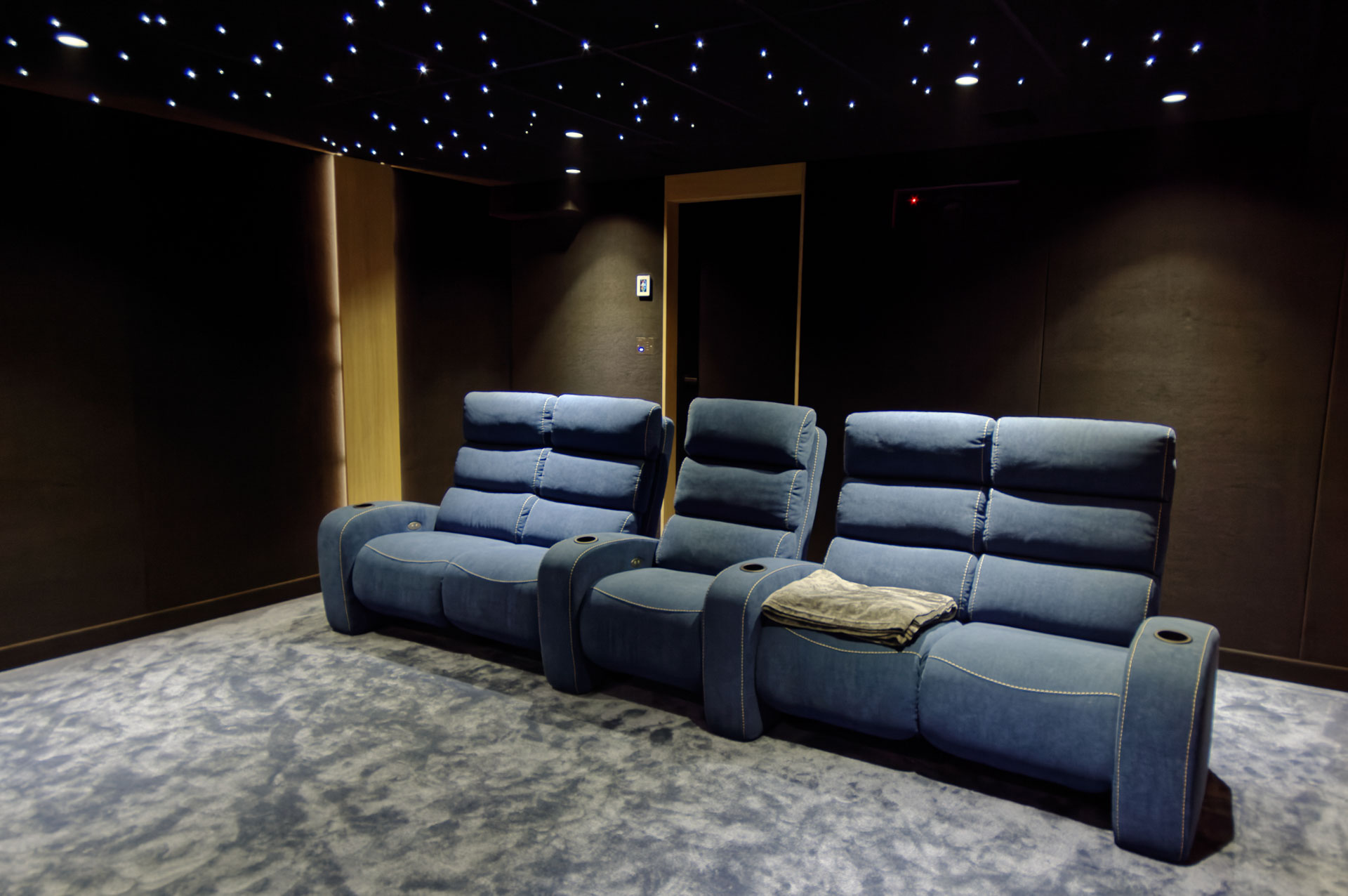 Fauteuils cinéma dans une salle cinéma privée à Boulogne-Billancourt
