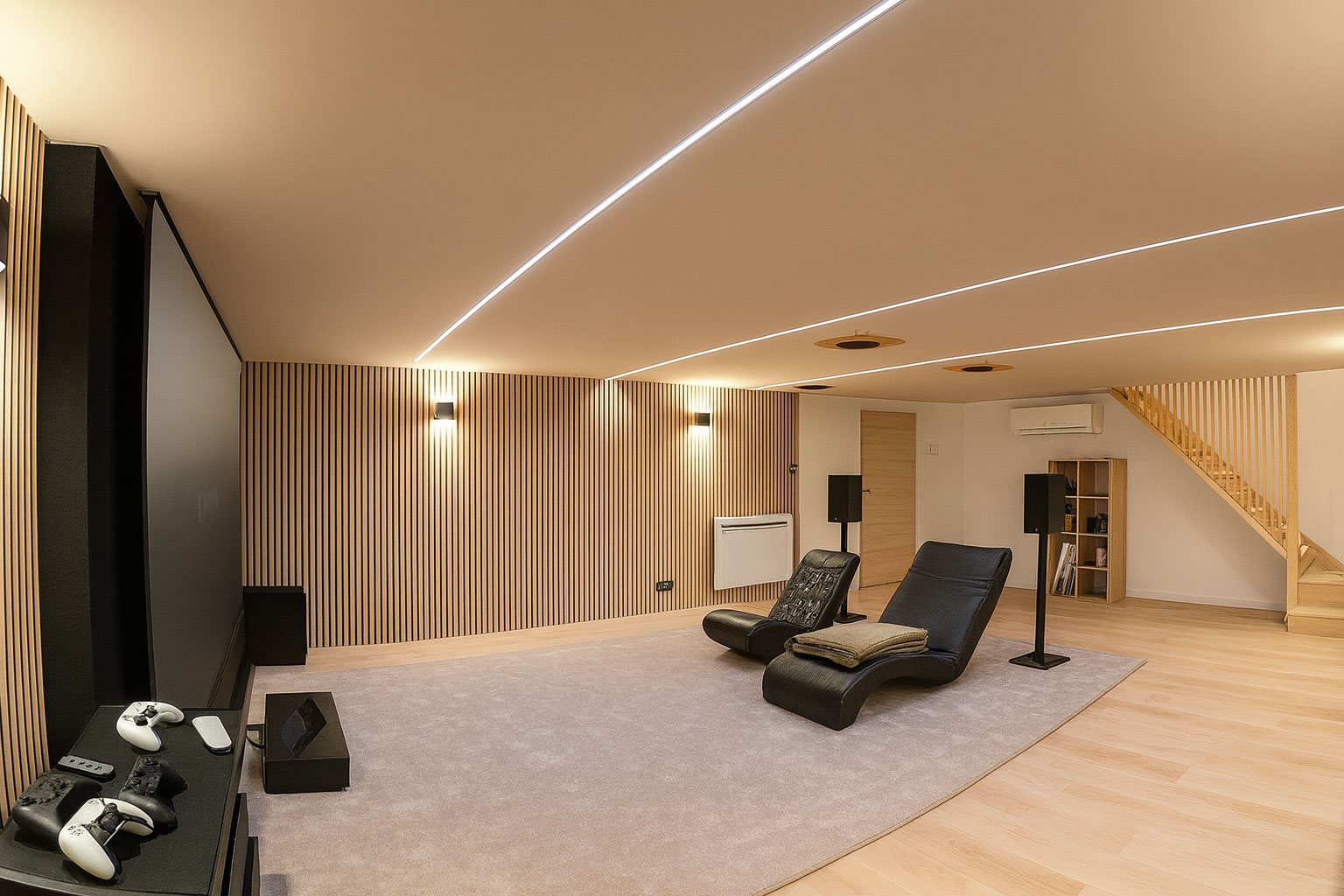 Salon cinéma contemporain avec parquet en chêne, moquette grise et deux assises lounge noires