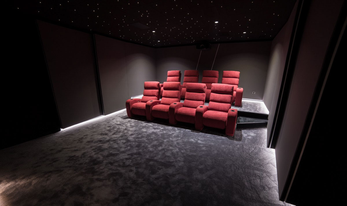Fauteuils relax électriques dans une salle cinéma privée à Deauville