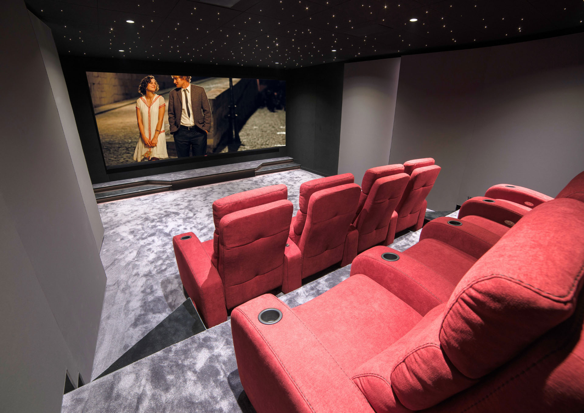 Écran 400 cm dans une salle cinéma privée à Deauville