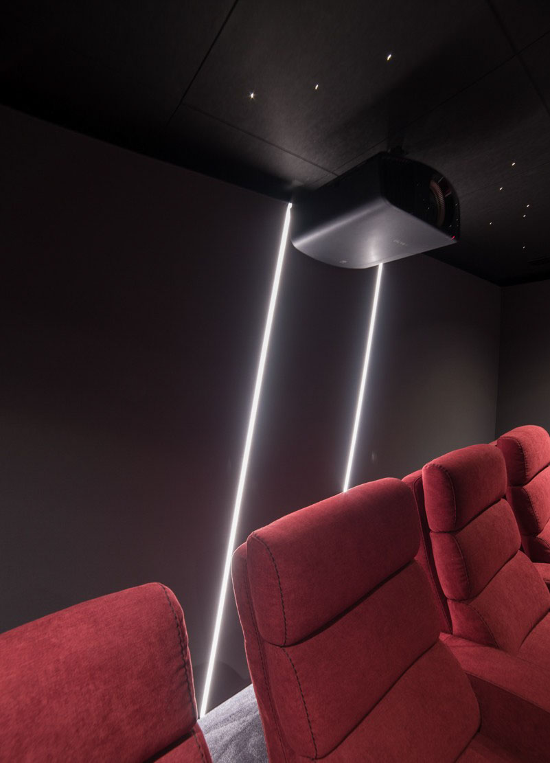 Panneaux rétroéclairés dans une salle cinéma privée à Deauville