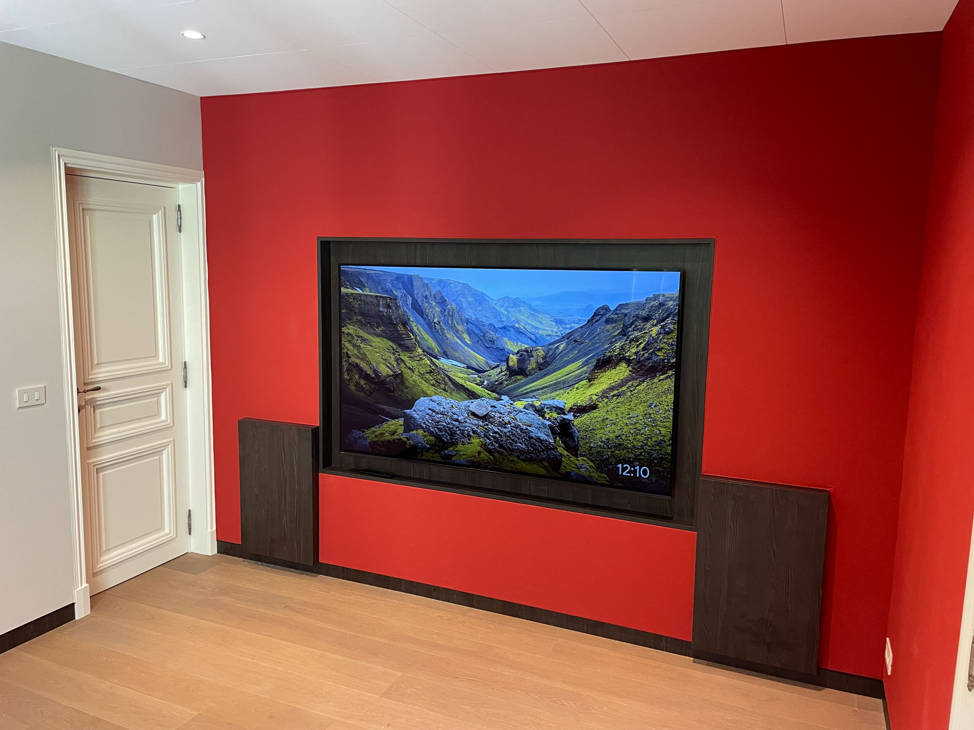 Télévision Samsung de 75 pouces intégrée dans un meuble sur mesure rouge et bois sombre
