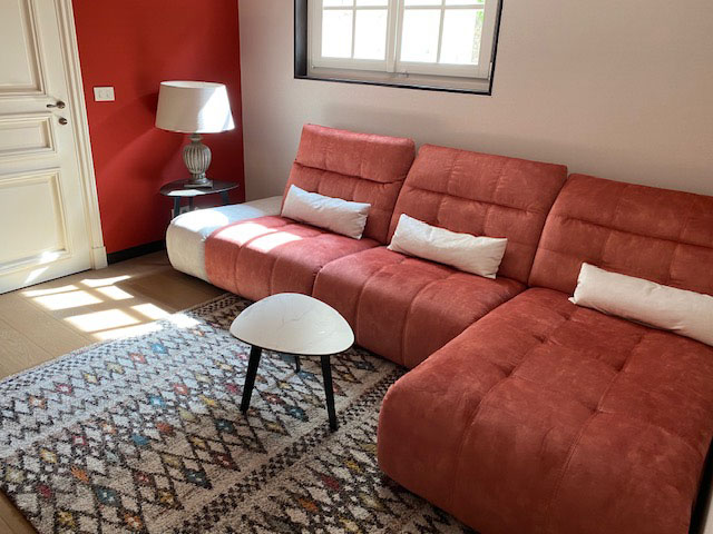 Canapé d’angle terracotta avec méridienne dans un salon cinéma à Hyères