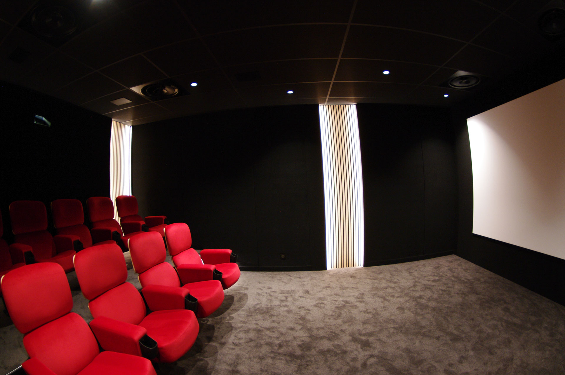 Écran Adeo de 3,20 m vu depuis les fauteuils rouges d’une salle de cinéma privée à Levallois-Perret
