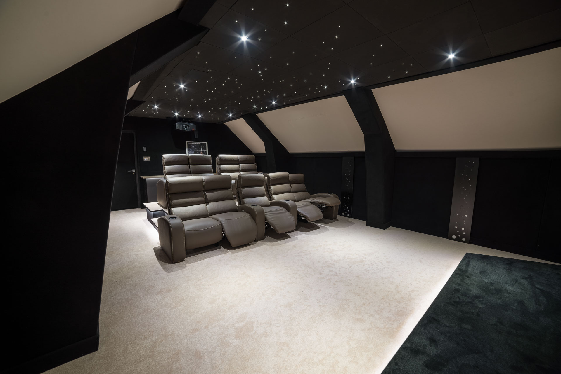 Salle cinéma privée à Lyon de 45 m² avec 9 fauteuils relax électriques