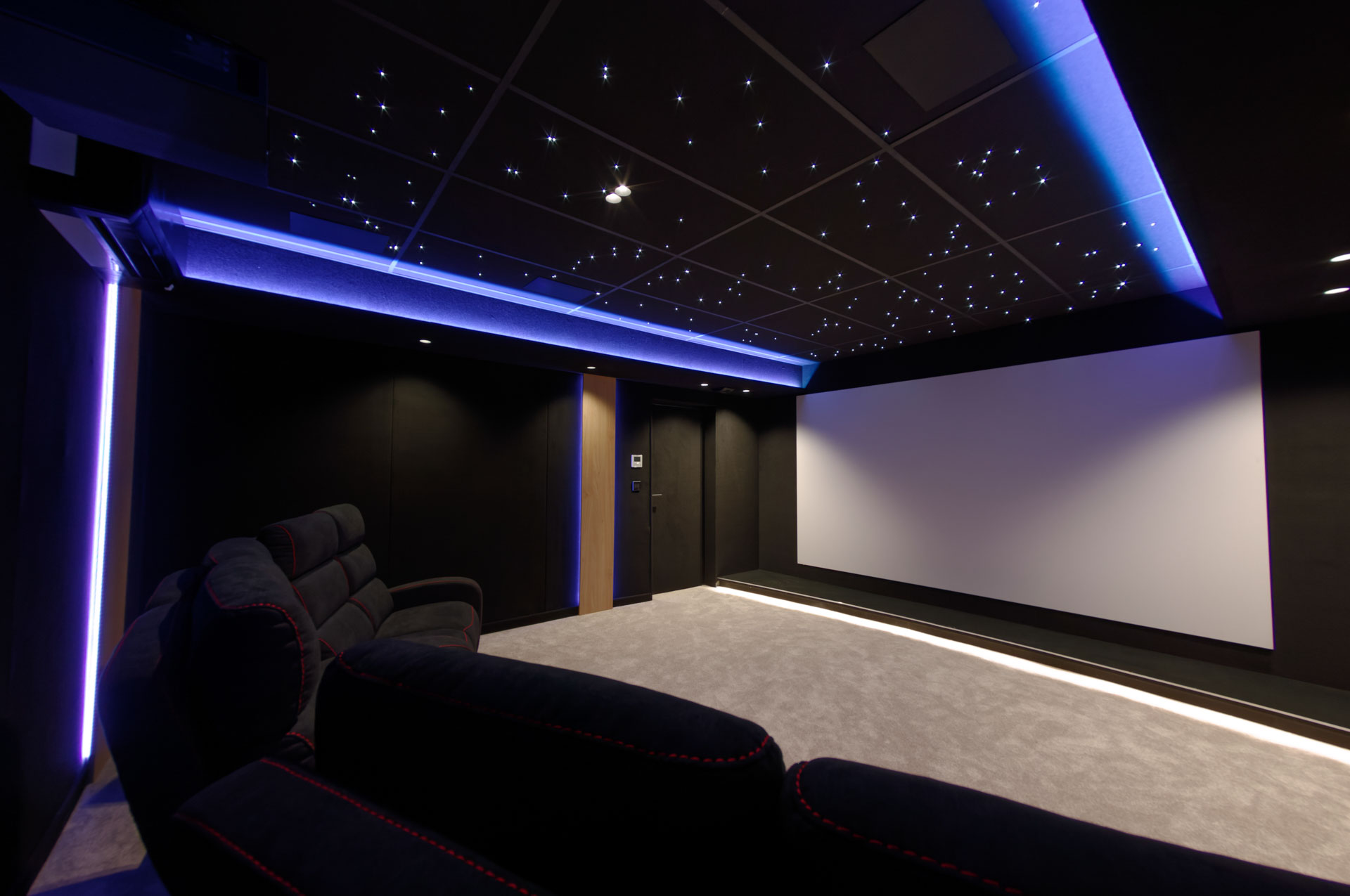 Ciel étoilé et éclairage LED bleu dans une salle cinéma privée à Marseille