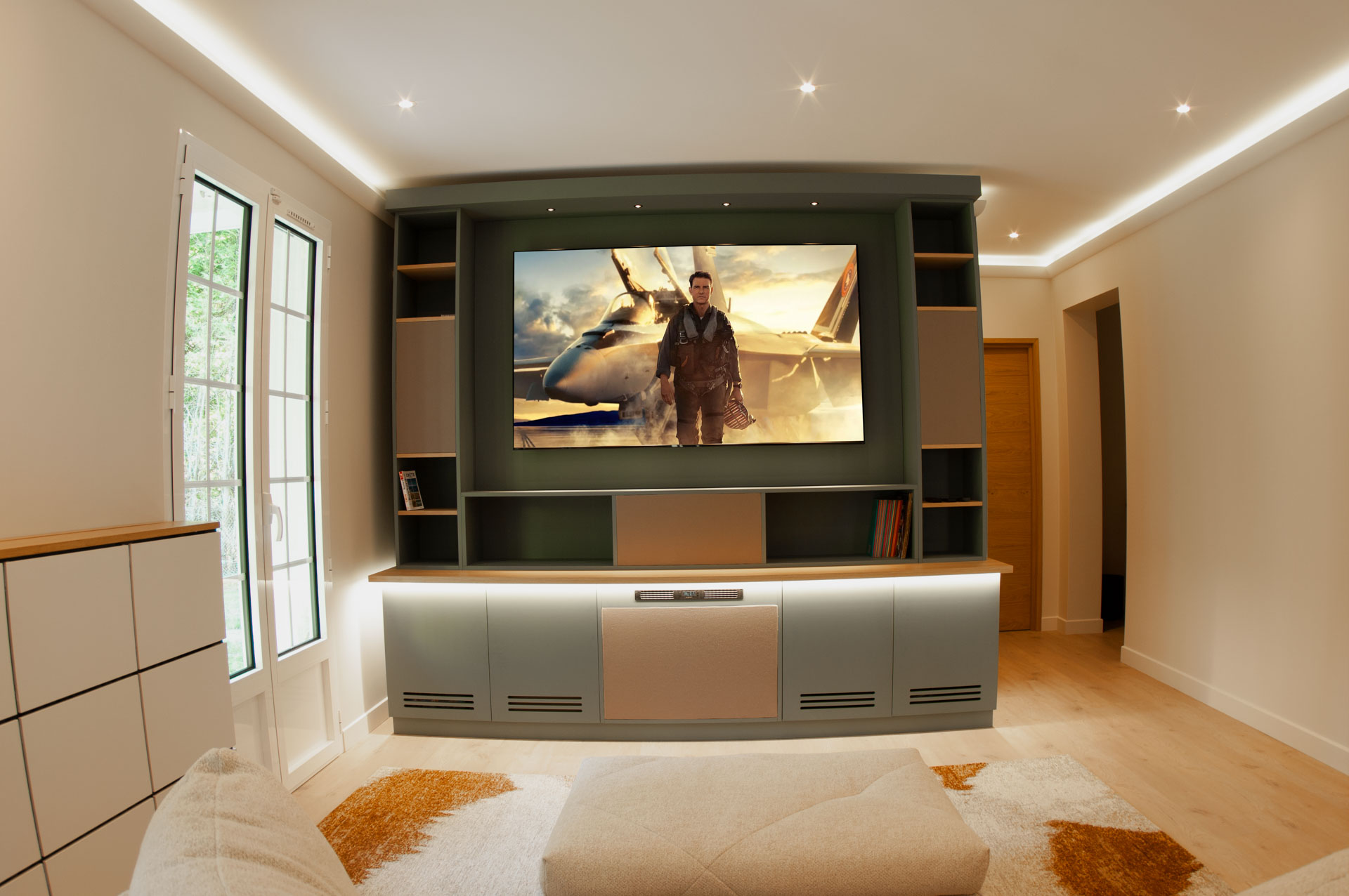 Façades ventilées d’un meuble accueillant une amplification Yamaha et les sources audiovisuelles