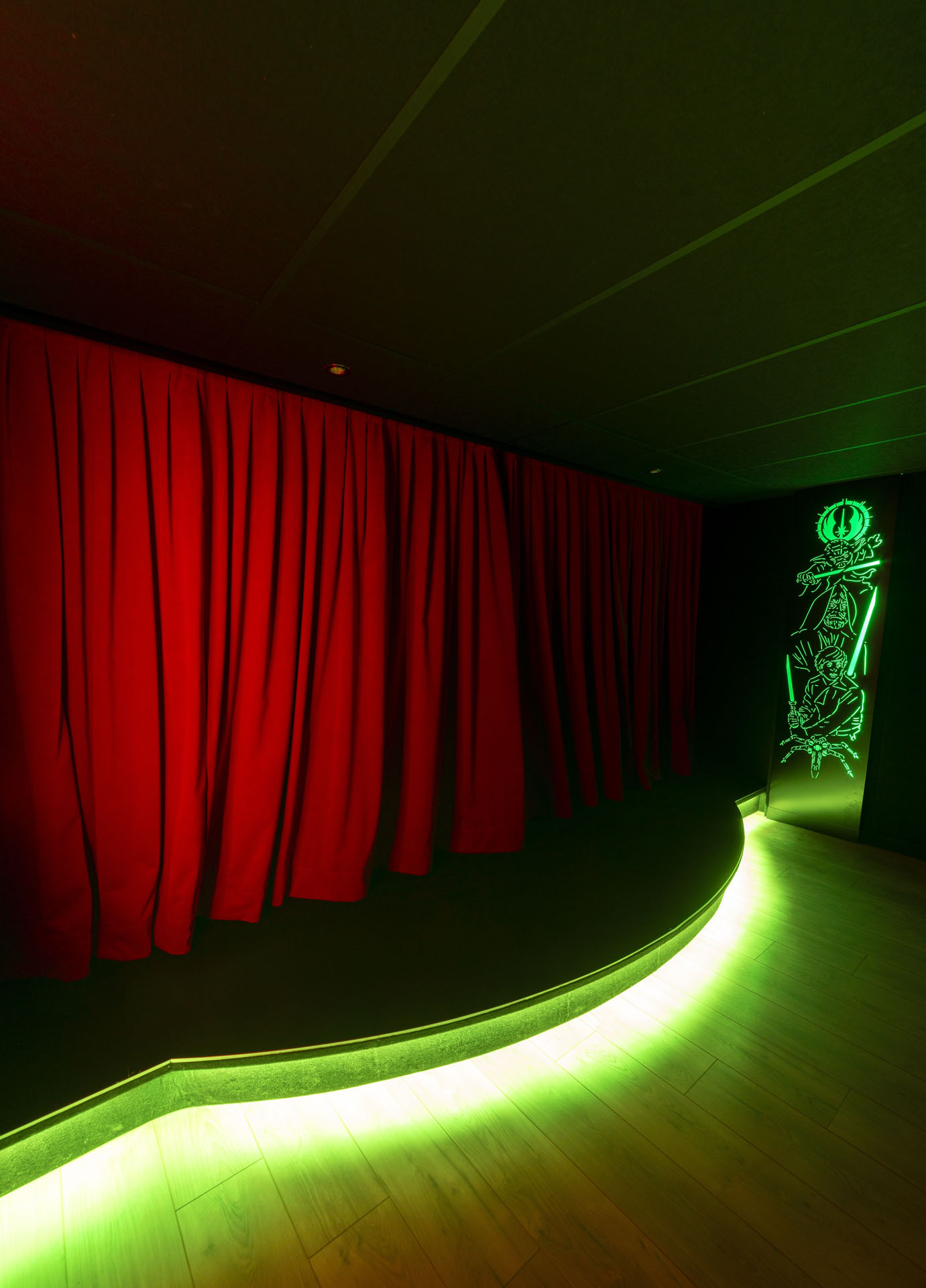 Rideaux rouges fermés devant l’écran d’une salle de cinéma privée à Montreuil