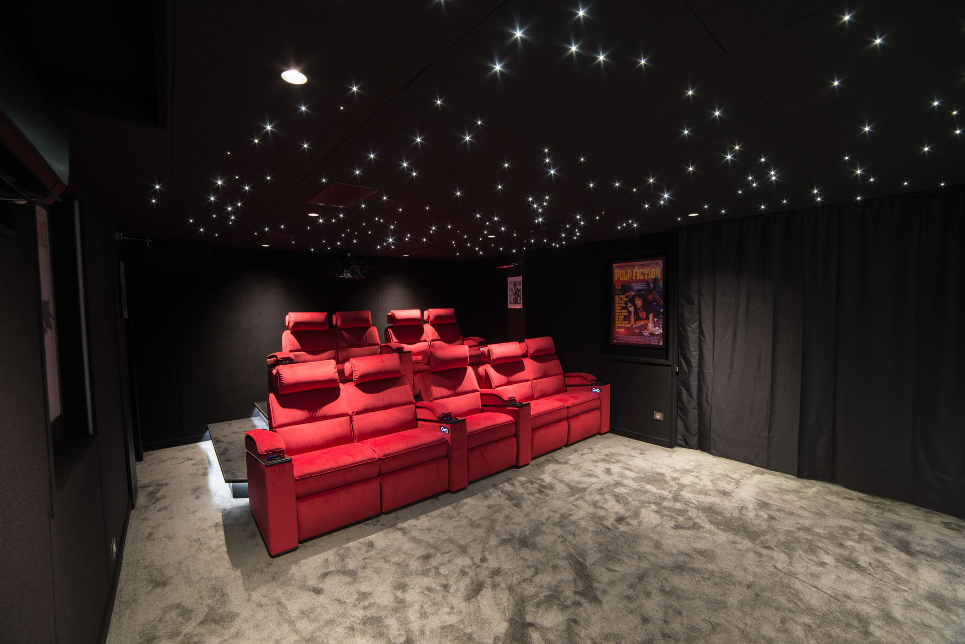 Ciel étoilé et éclairage d’ambiance dans une salle cinéma privée à Nante