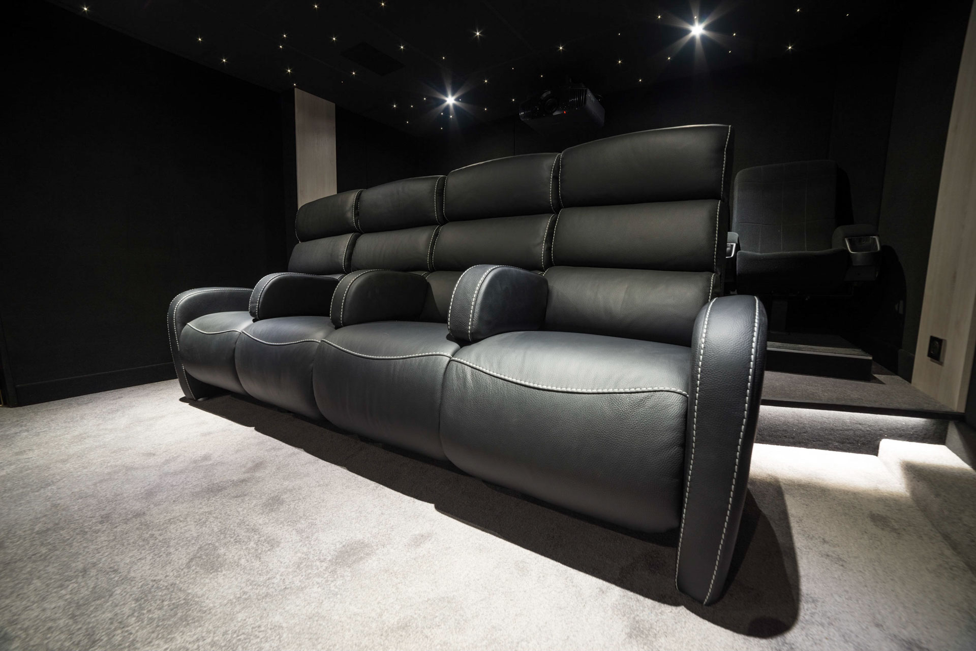 Fauteuils d’une salle de cinéma privée à Nice
