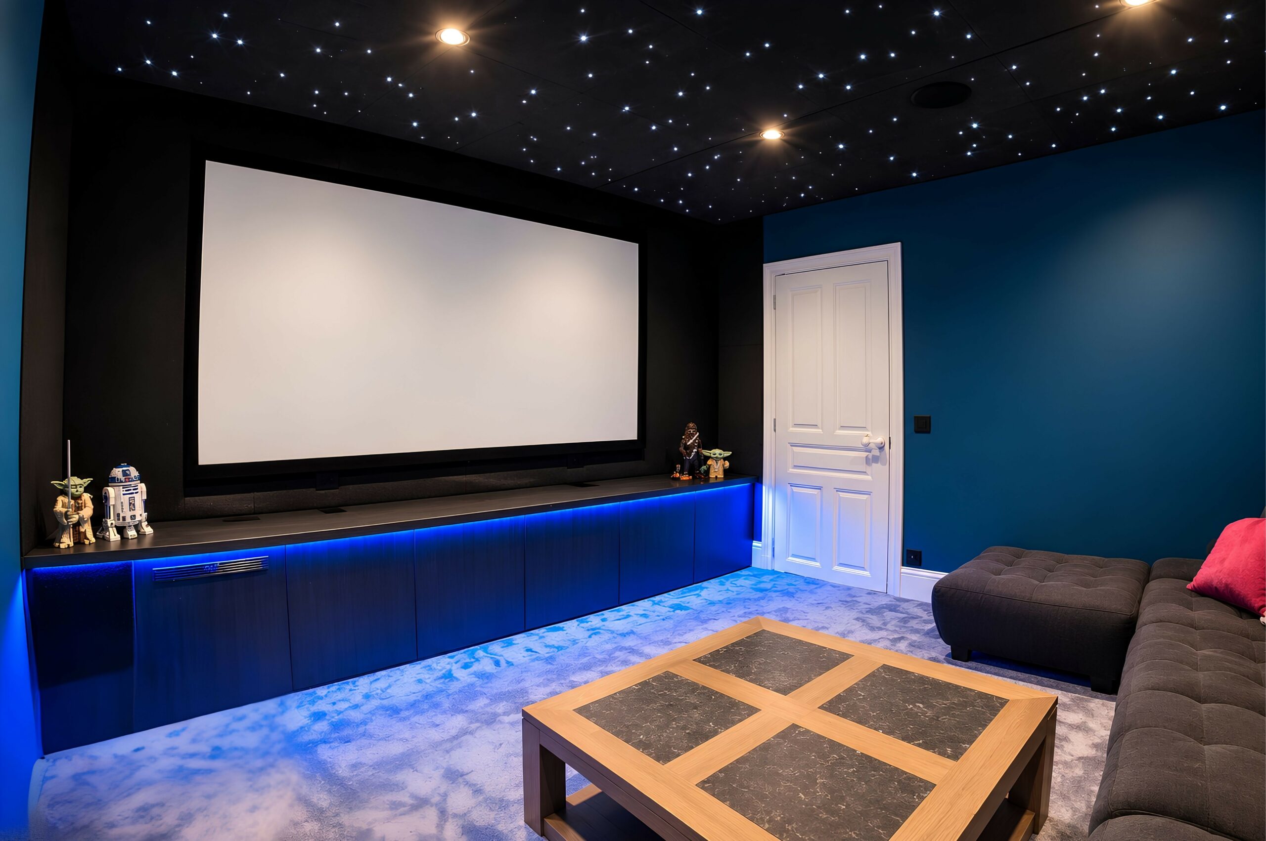 Écran Adeo de 2,50 m et meuble noir rétroéclairé en bleu dans un salon cinéma