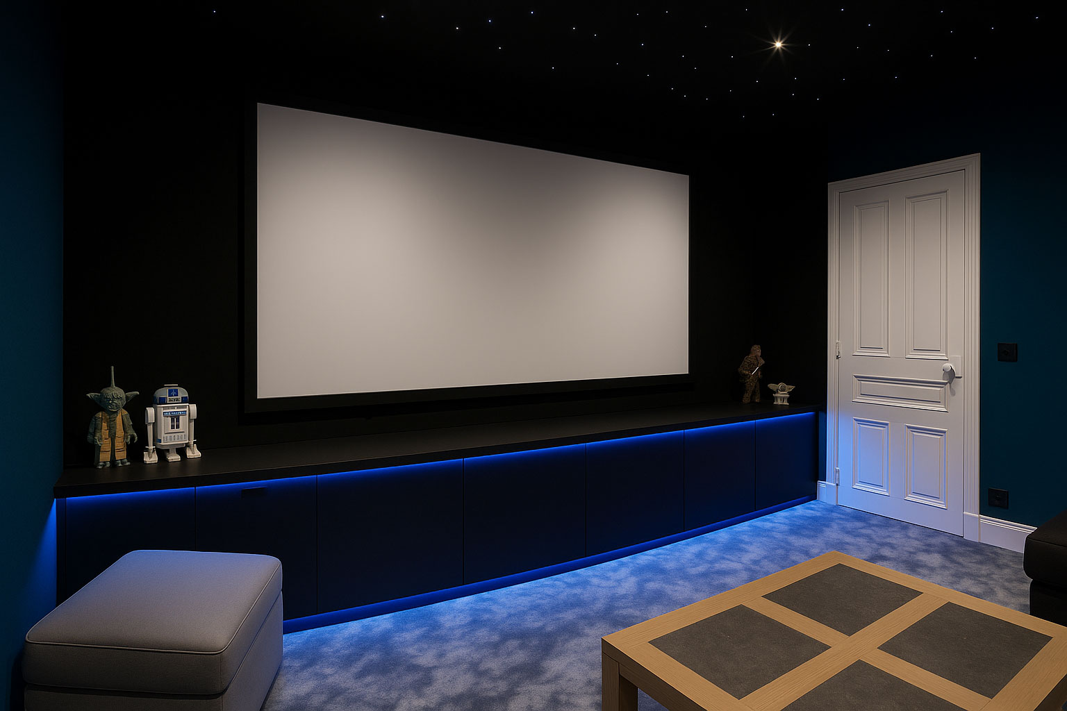 Écran Adeo de 2,50 m et meuble noir rétroéclairé en bleu dans un salon cinéma