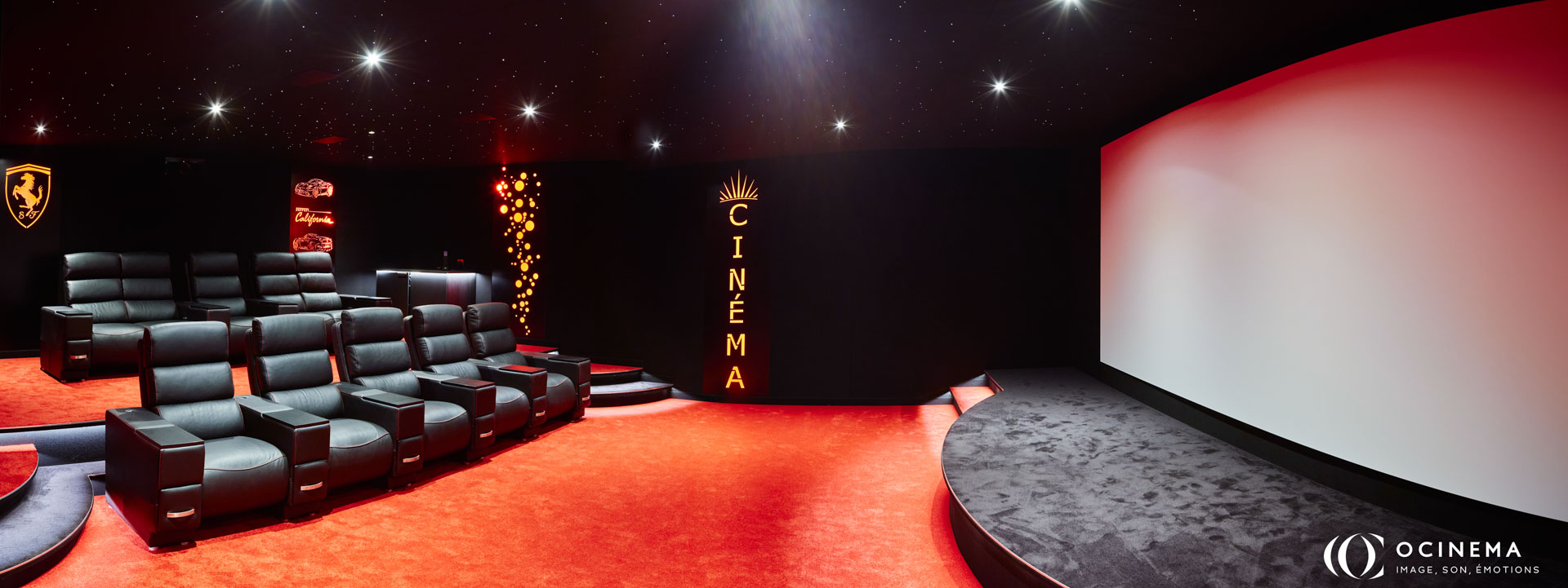 Projection 4K dans une salle cinéma privée à Rennes avec écran de 500 cm