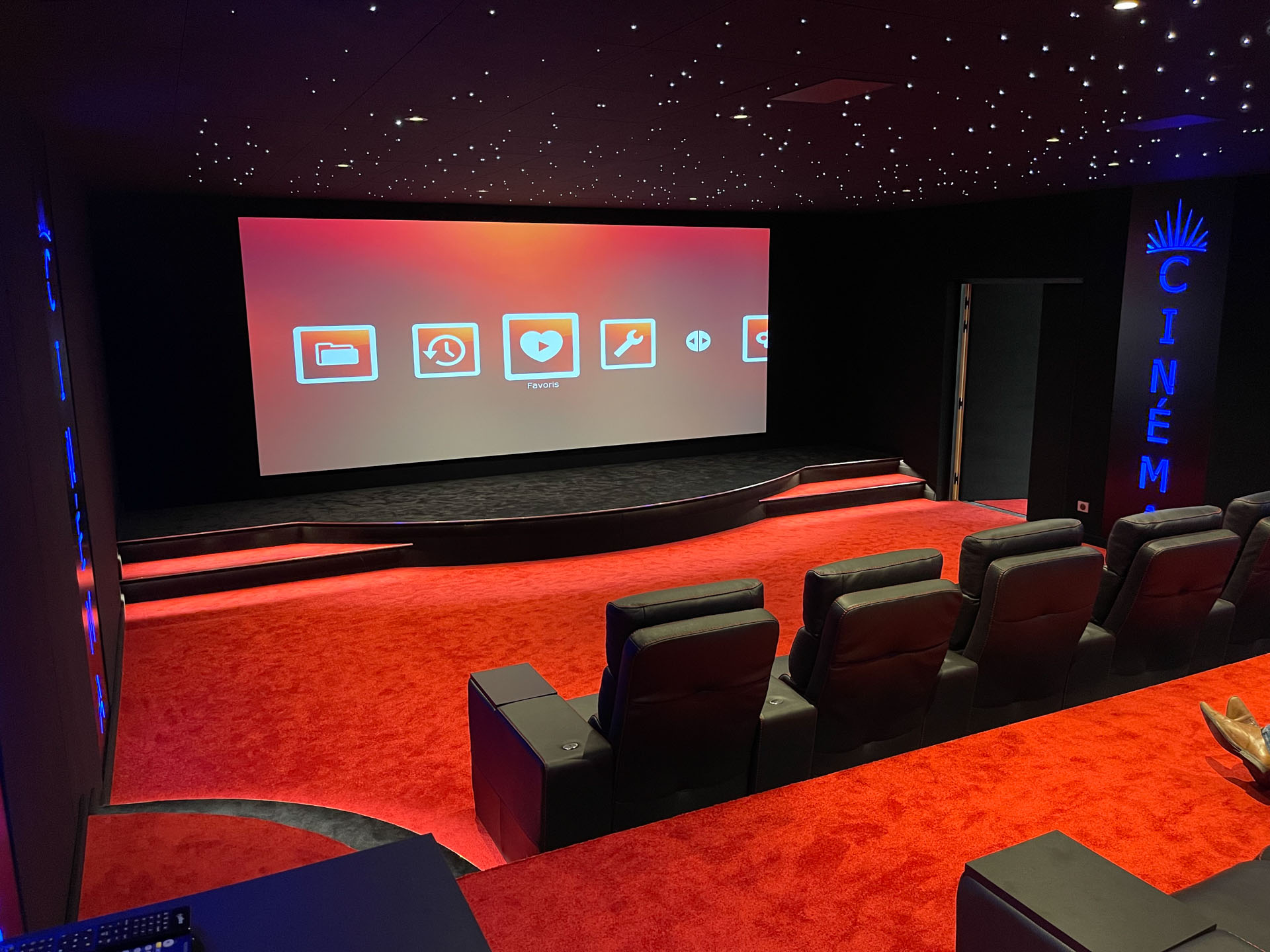 Écran Cinémascope de 500 cm dans une salle cinéma privée à Rennes