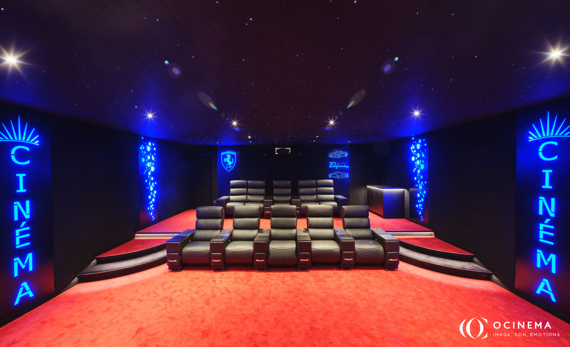 Salle cinéma privée à Rennes de 71 m² avec 10 fauteuils relax et plafond ciel étoilé