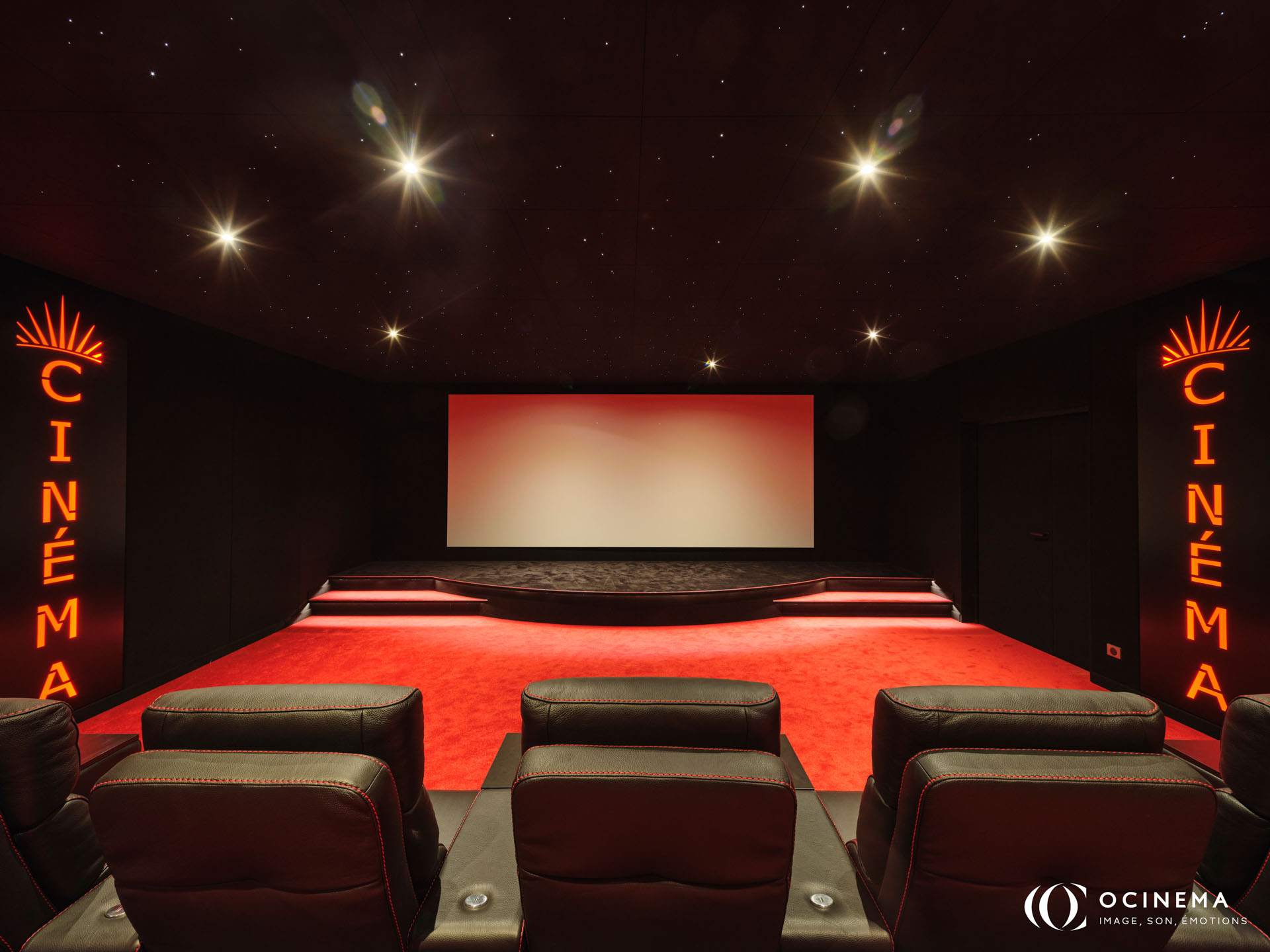 Fauteuils relax face à un écran Cinémascope dans une salle cinéma privée à Rennes