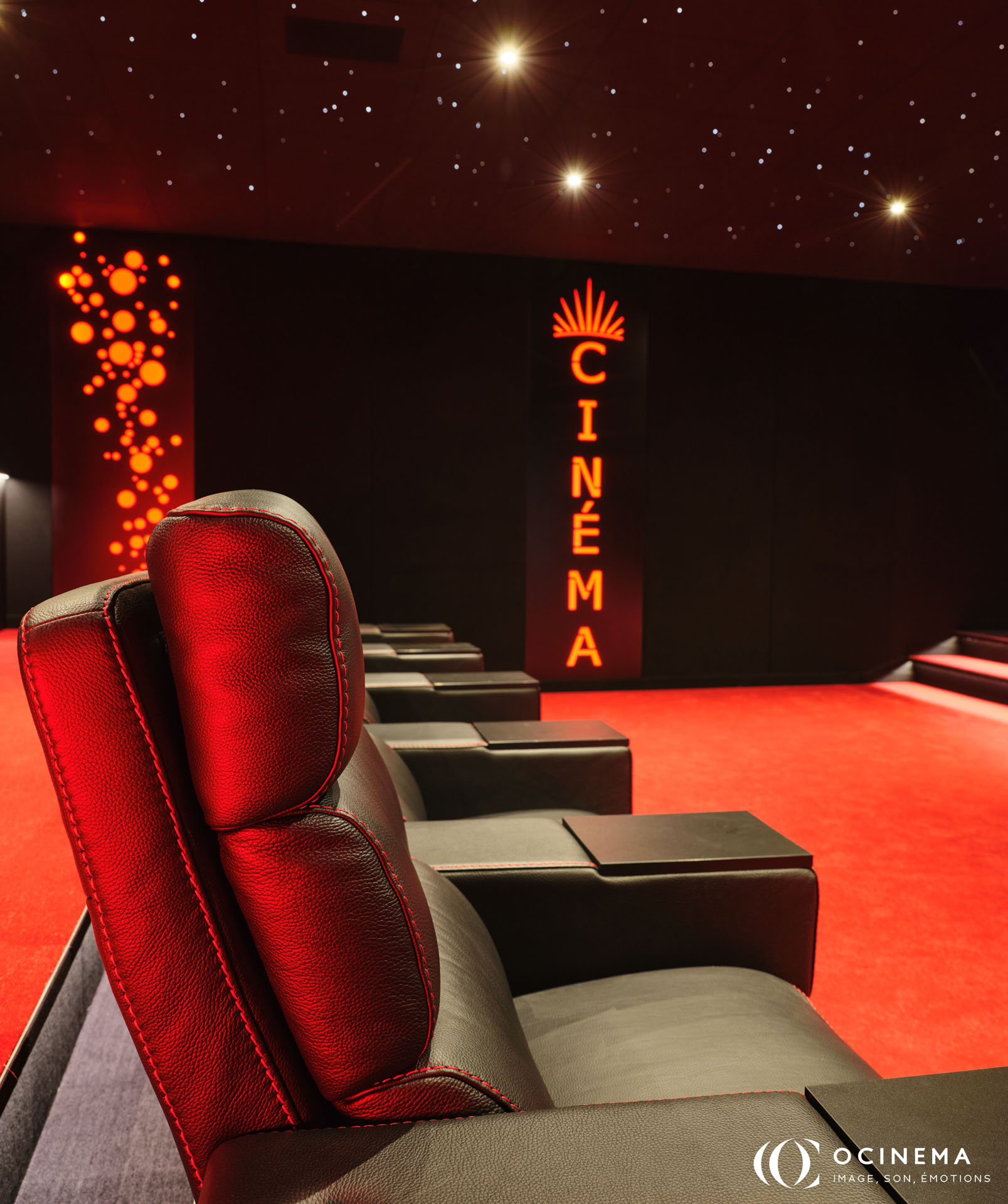 Salle cinéma privée à Rennes de 71 m² avec 10 fauteuils relax et plafond ciel étoilé