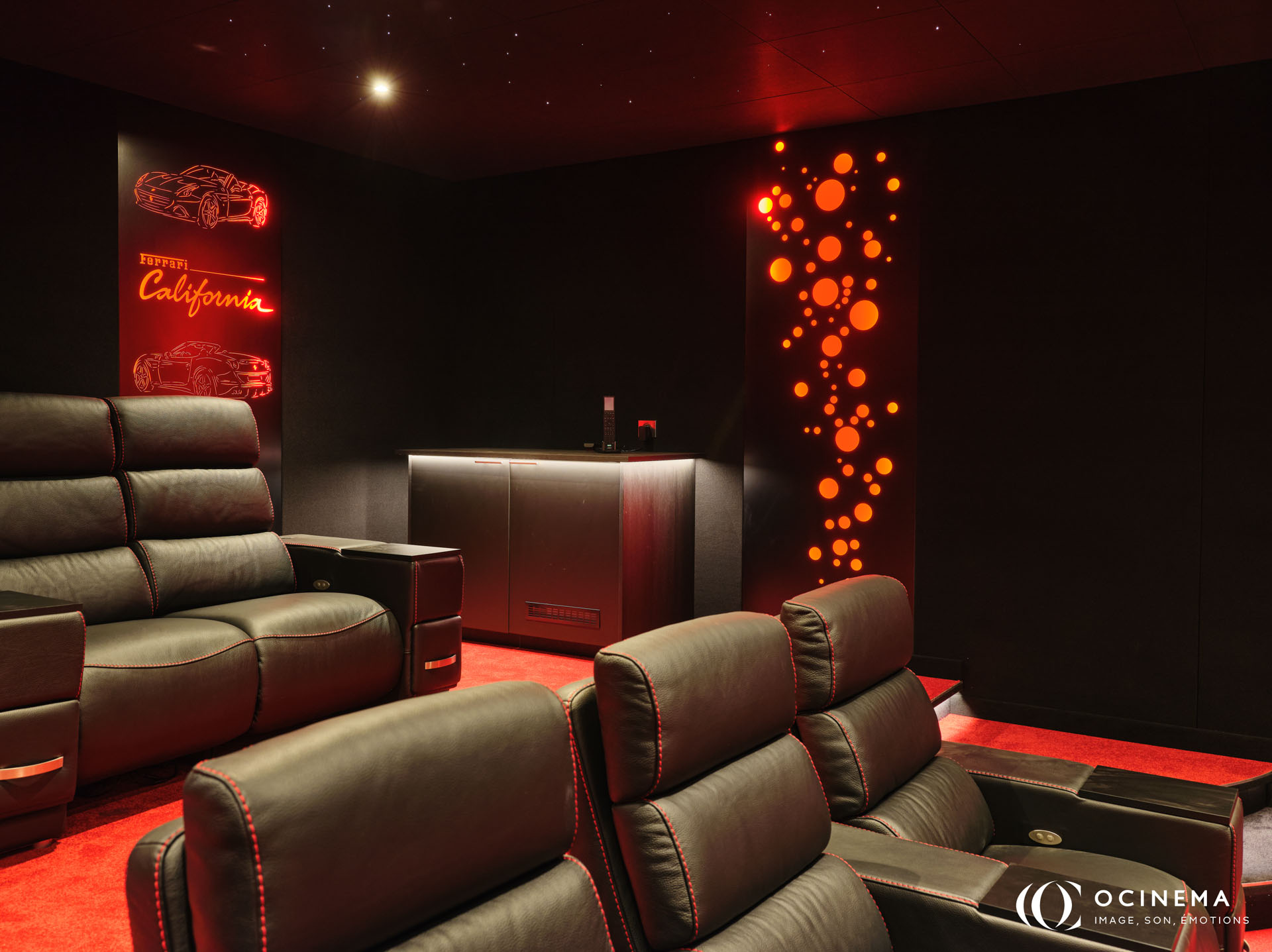 Meuble technique et décors automobiles rétroéclairés dans une salle cinéma privée à Rennes