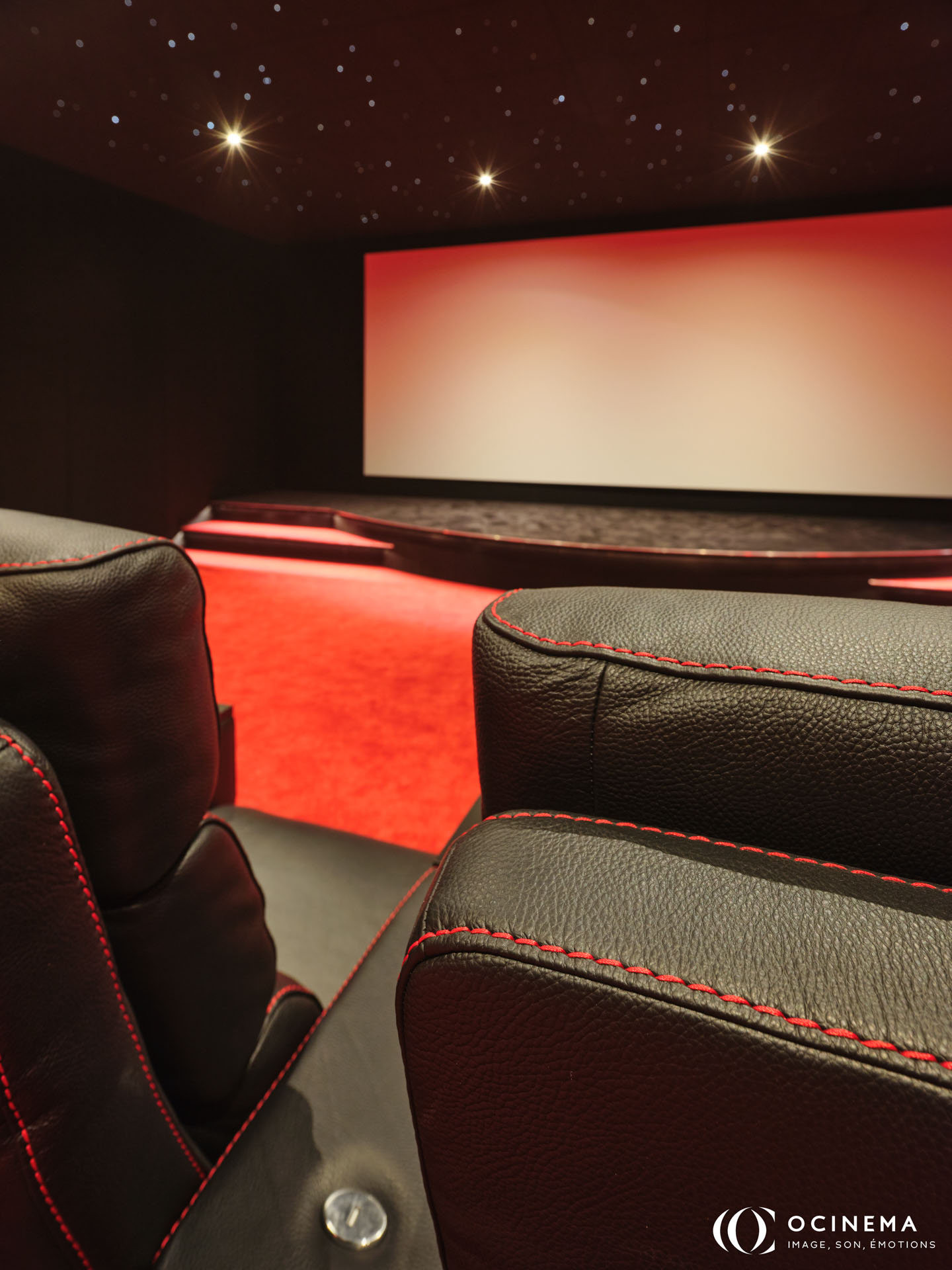 Fauteuils relax face à un écran Cinémascope dans une salle cinéma privée à Rennes