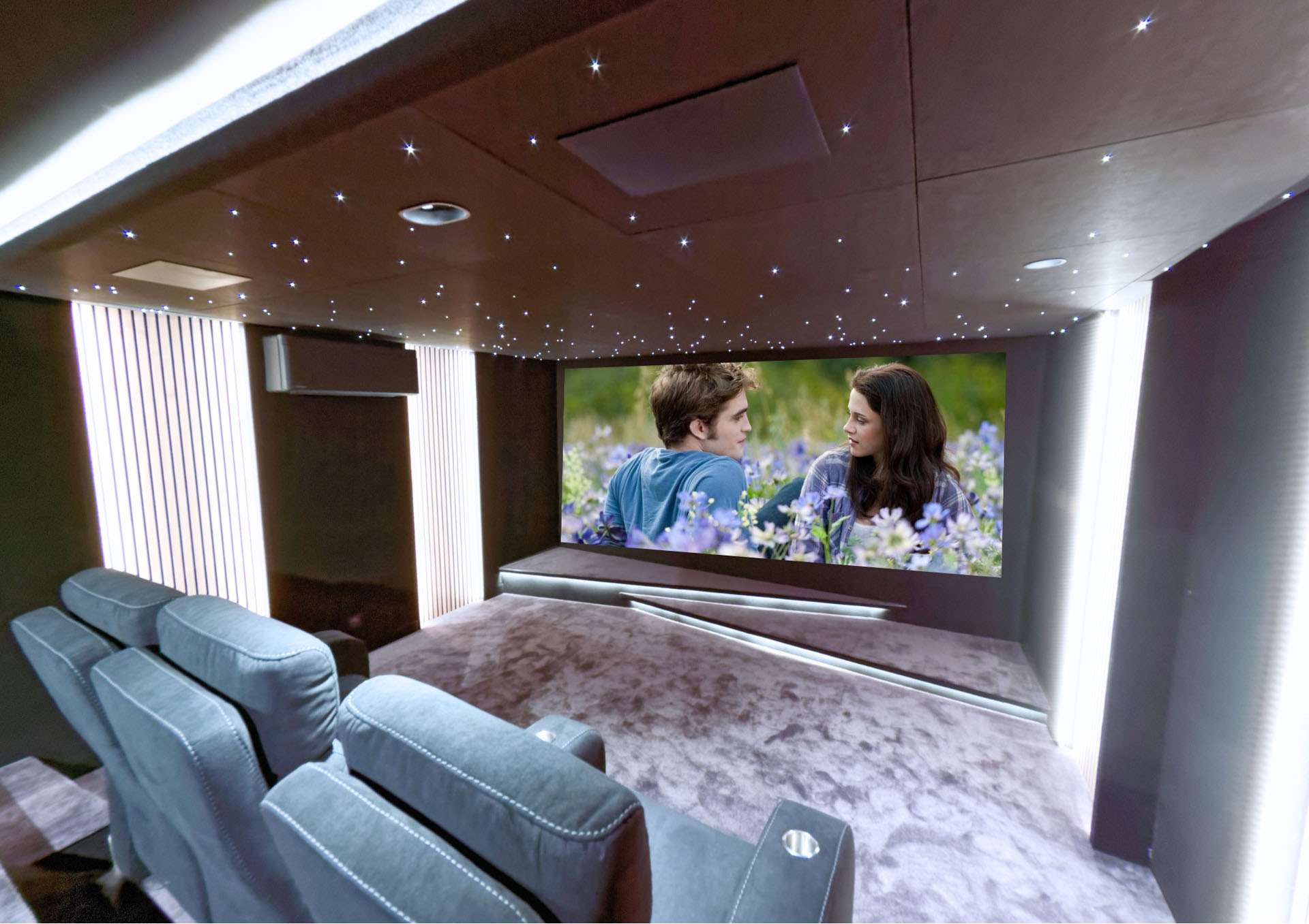 Vue générale d’une salle de cinéma privée à Saint-Jean-Cap-Ferrat avec sept fauteuils et écran Cinémascope