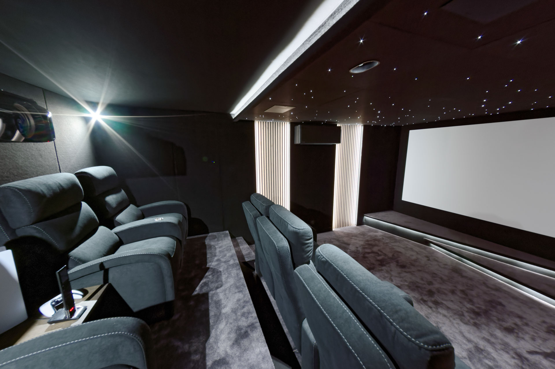 Parois noires dissimulant le traitement acoustique ÉPIDAURE® dans un cinéma privé