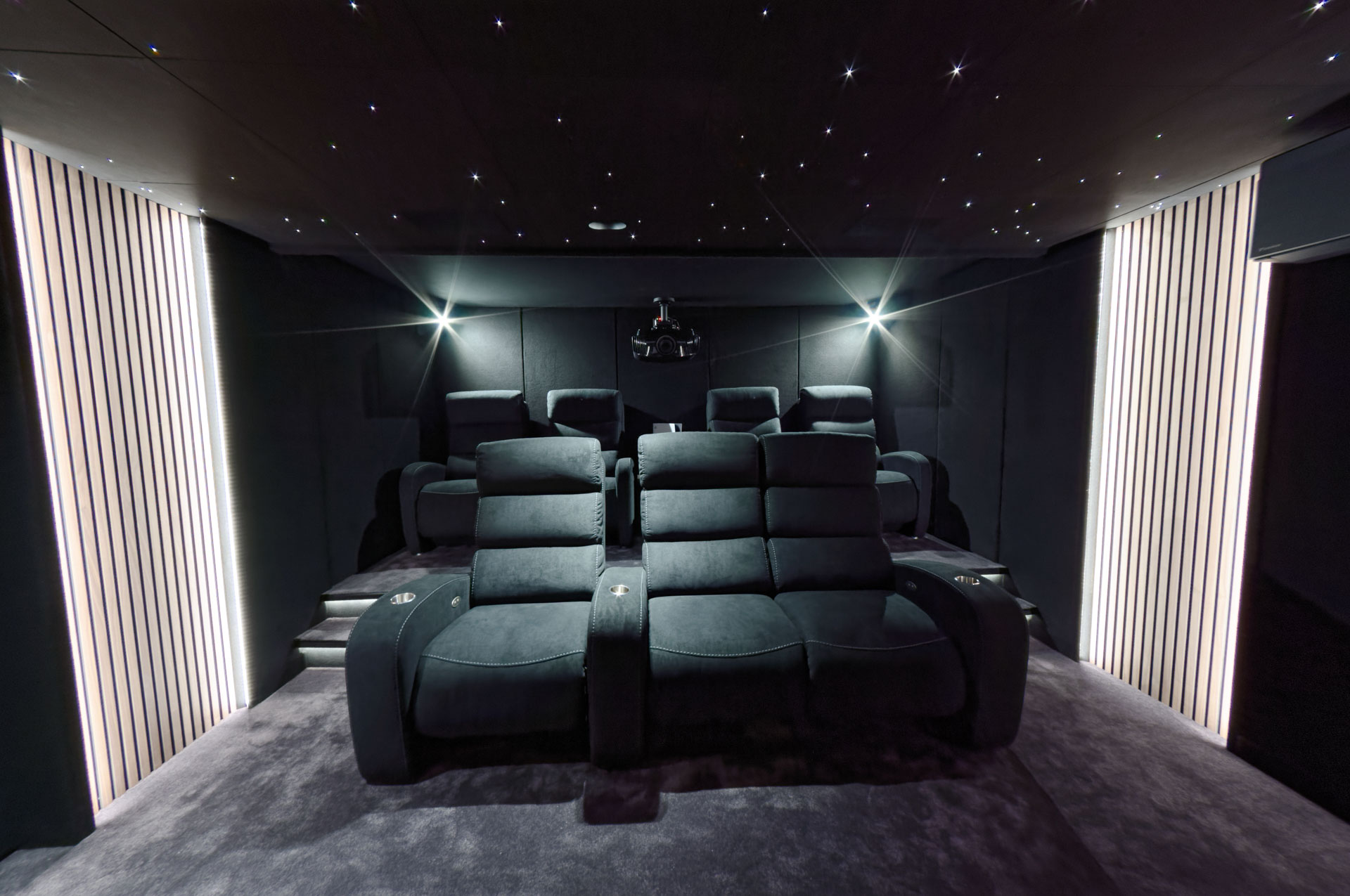 Projection Sony 4K sur un écran Cinémascope de 3,20 m dans un cinéma privé