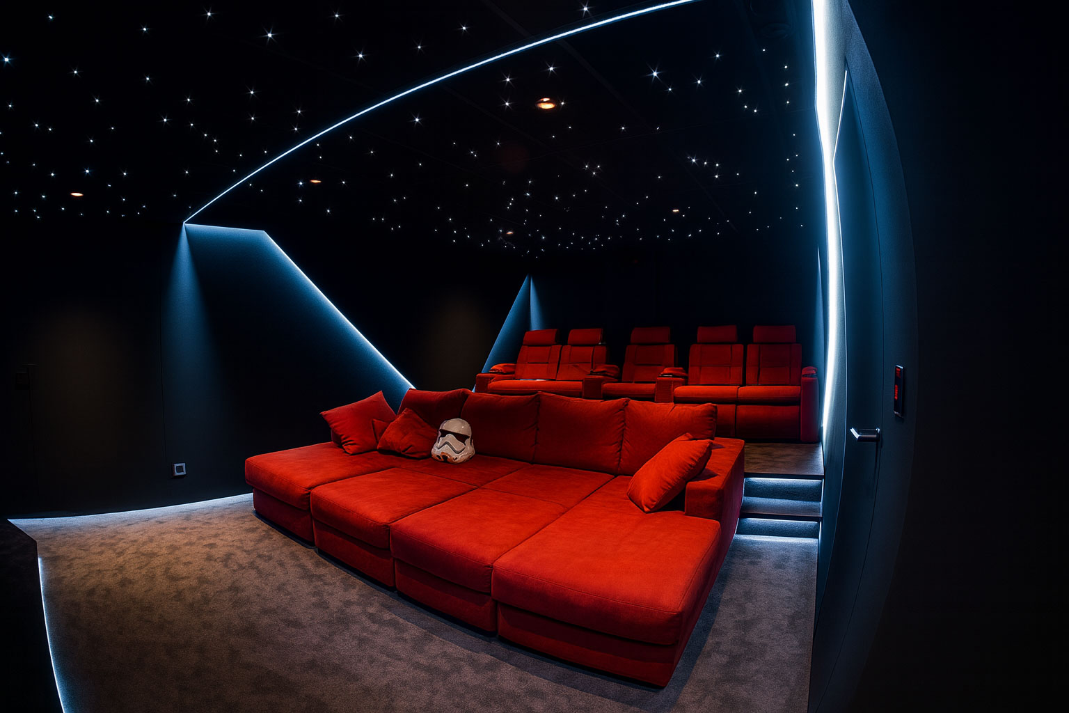 Grand canapé rouge et cinq fauteuils relax dans une salle de cinéma privée à Toulon