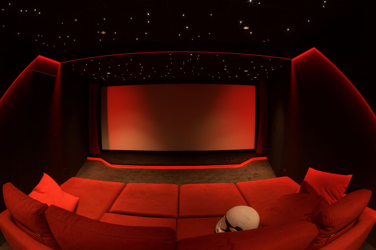Écran Cinémascope de 4,50 m avec avant-scène lumineuse dans une salle privée