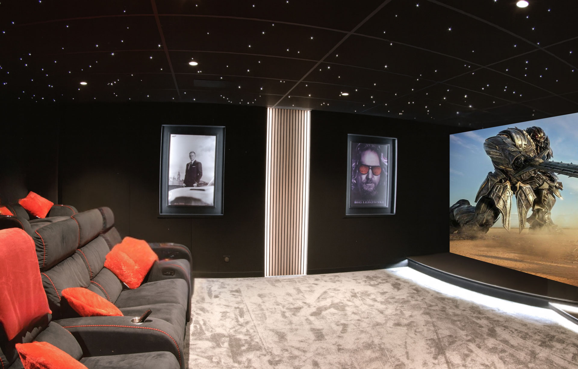 Panneaux décoratifs verticaux rétroéclairés et plafond étoilé dans un cinéma privé
